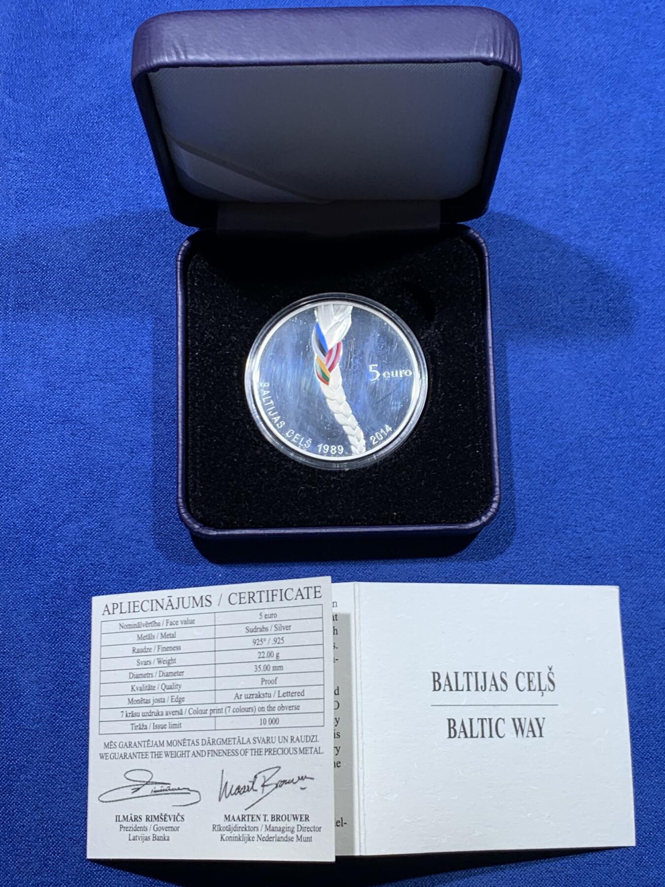 《竞宝斋》第447场 周日，周一，2场连拍 （全场包邮） 拉脱维亚2014年波罗的海之路25周年彩色精制纪念银币，带原盒，证书，圆形精制银币，净重22克，925银，直径35毫米，面额5欧元，限量发行10000枚，以纪念1989年8月23日的和平示威。大约有200万人加入这场活动，他们手牵手组成一个长度超过600公里的人链，穿过波罗的海三国（爱沙尼亚、拉脱维亚和立陶宛） 该示威也是波罗的海三国追求脱离苏联、各自独立过程中的重要事件。