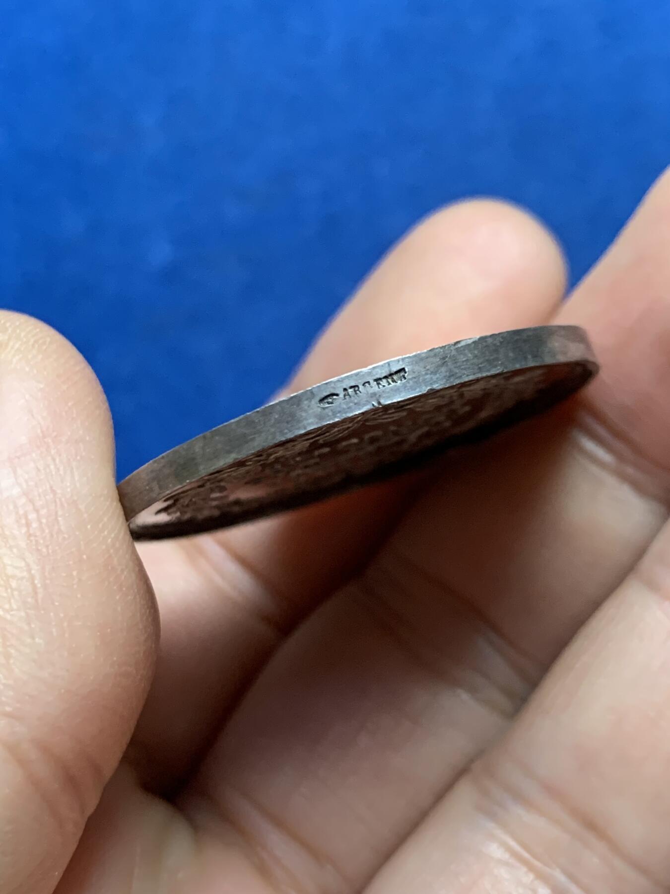 《竞宝斋》第447场 周日，周一，2场连拍 （全场包邮） 法国巴黎市民医院银章 镜面底板 手指银标边铭 17.8g 35mm