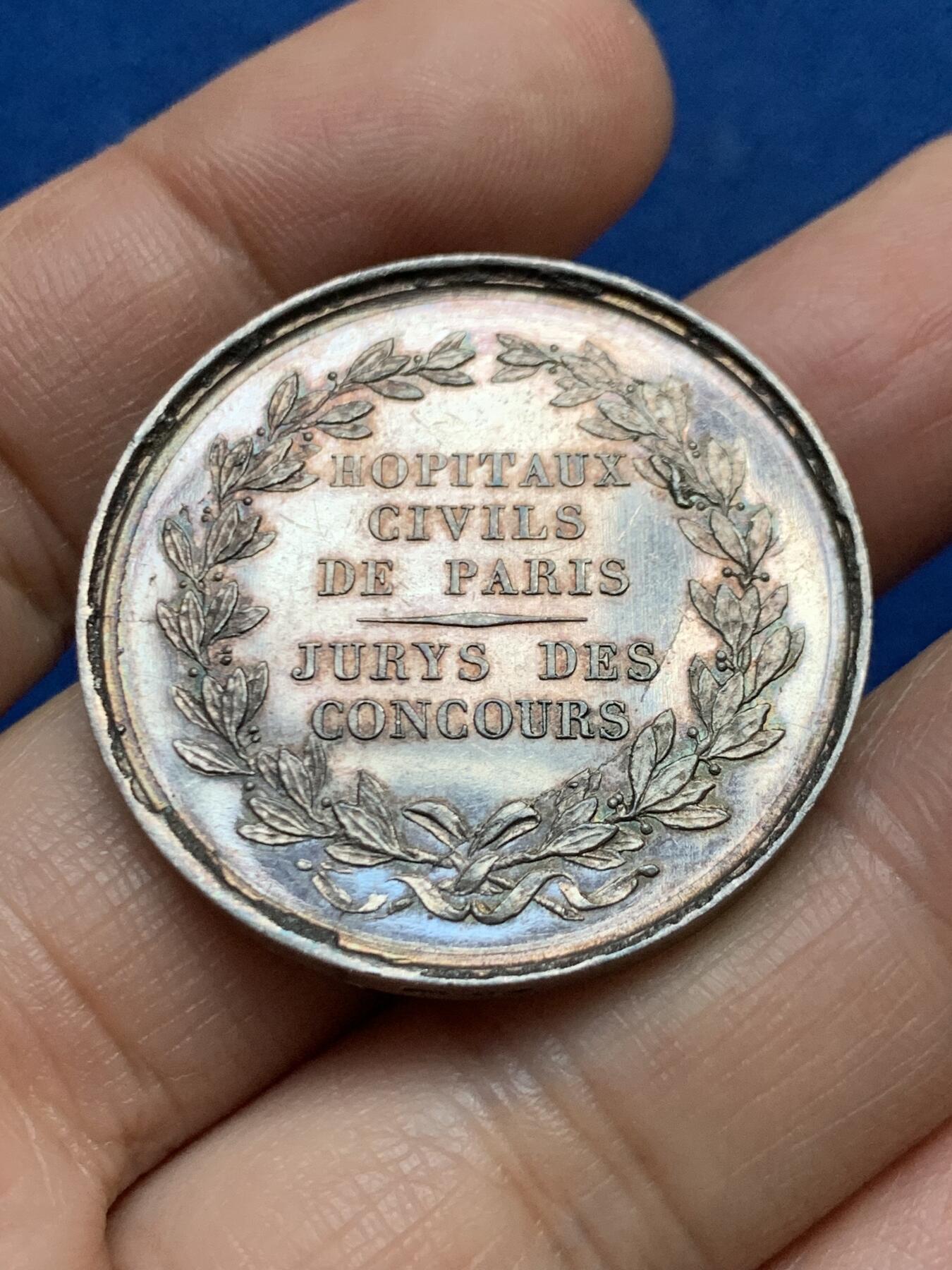 《竞宝斋》第447场 周日，周一，2场连拍 （全场包邮） 法国巴黎市民医院银章 镜面底板 手指银标边铭 17.8g 35mm