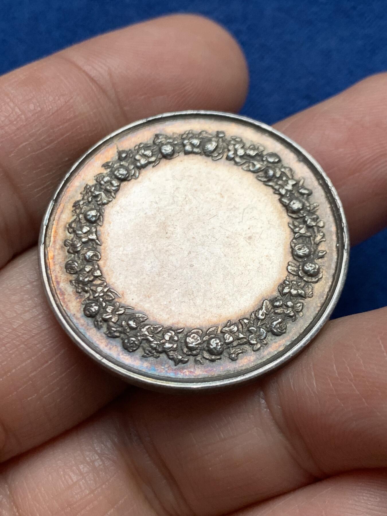 《竞宝斋》第447场 周日，周一，2场连拍 （全场包邮） 法国银质婚章 15.5克 33.3mm 蜜蜂银标边铭 背面无刻字