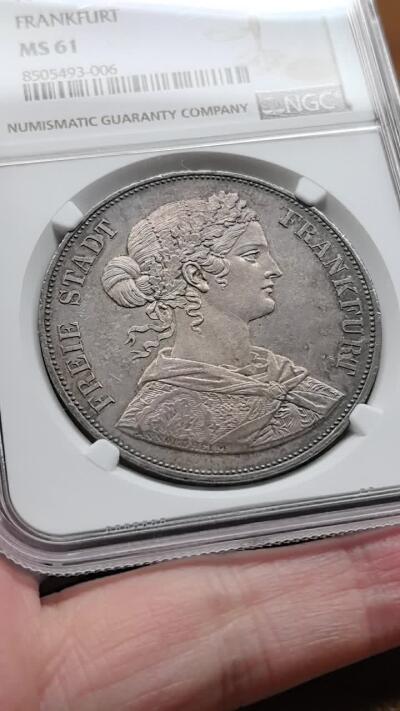 凡希社世界钱币微拍月度大拍（2025/12） 1861德国法兰克福少女2泰勒大银NGC-MS61，通体迷人的紫金彩。（附视频）