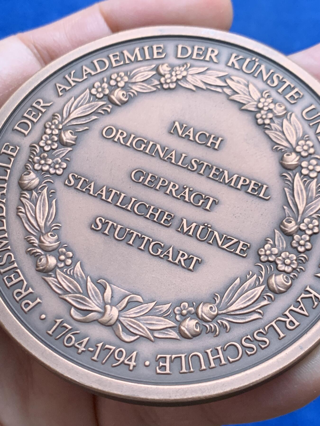 《竞宝斋》第447场 周日，周一，2场连拍 （全场包邮） 德国卡尔斯学院艺术与科学学院奖大铜章 铸造年代不详直径70.6mm 重量175.6g。