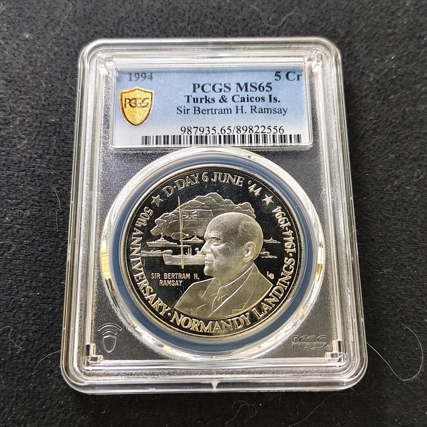【全场包邮】纯粹捡漏拍487场（免费代拍第24场） 【收藏级·冠军分】特克斯和凯克斯群岛1994年5克朗D-DAY日50周年伯特朗·拉姆齐爵士精制纪念币-PCGS MS65