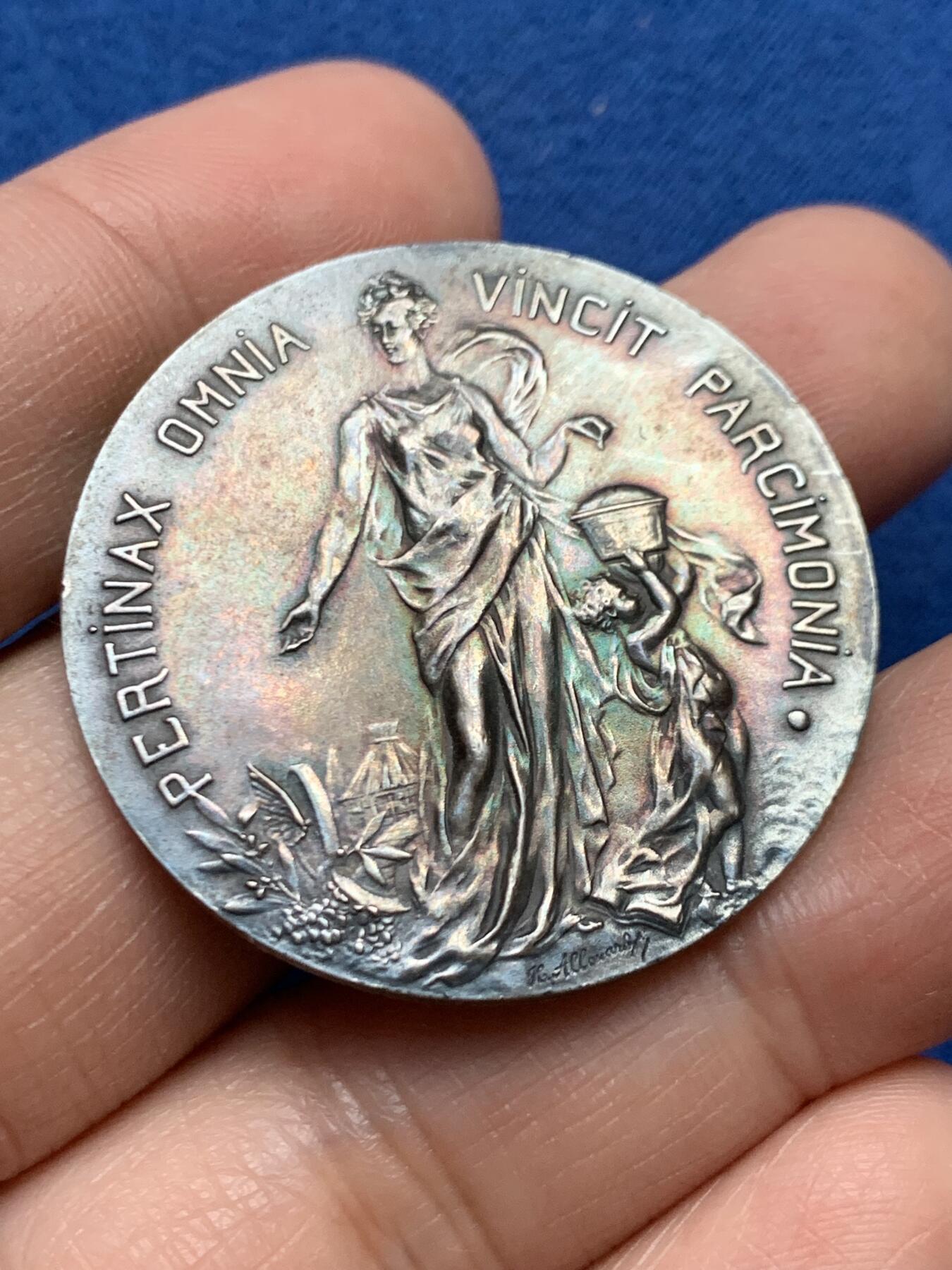 《竞宝斋》第447场 周日，周一，2场连拍 （全场包邮） 法国鲁昂储蓄银行银质奖章 37.5mm 21.8克 丰饶角银标 带盒  正面：女神与天使；背面：鲁昂城市景观。