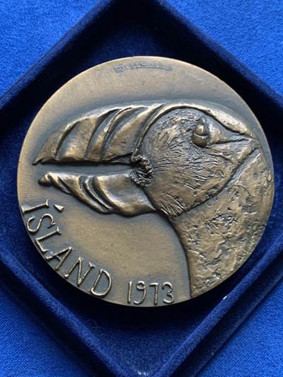 《竞宝斋》第447场 周日，周一，2场连拍 （全场包邮） - 冰岛 1973年 纪念铜章 韦斯特曼纳半岛火山喷发纪念 244.2g 69.8mm 边铭刻字 细节见图