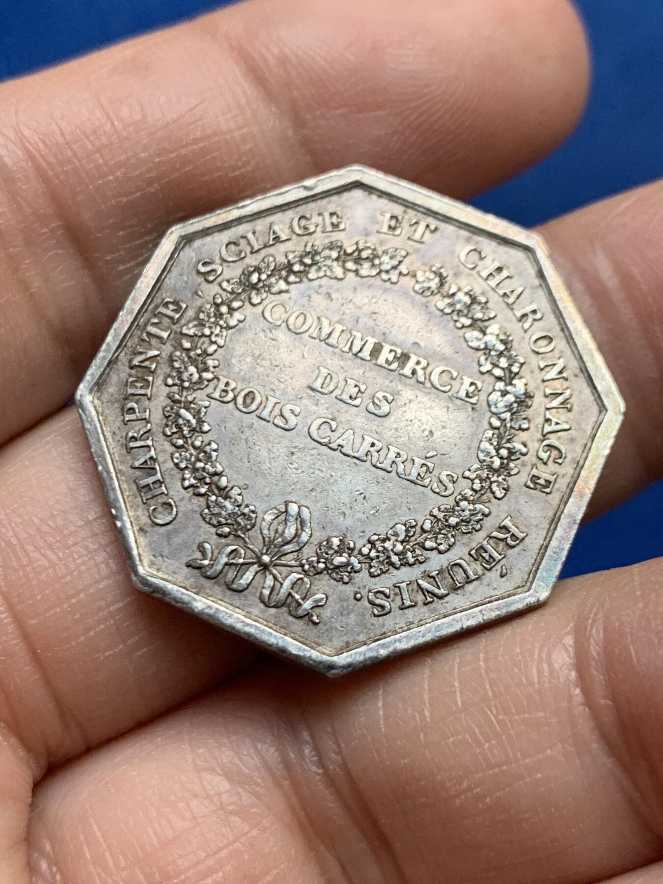 《竞宝斋》第447场 周日，周一，2场连拍 （全场包邮） 法国1818年巴黎木材贸易供给银质八角代币（10.5克 29.3mm）早期无边铭