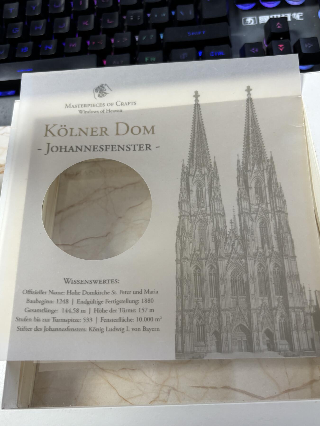 第186期拍卖 库克2010年天堂之窗科隆大教堂镶玻璃纪念银币，999银，50克，发行2000枚，没有外面纸套，有丝痕