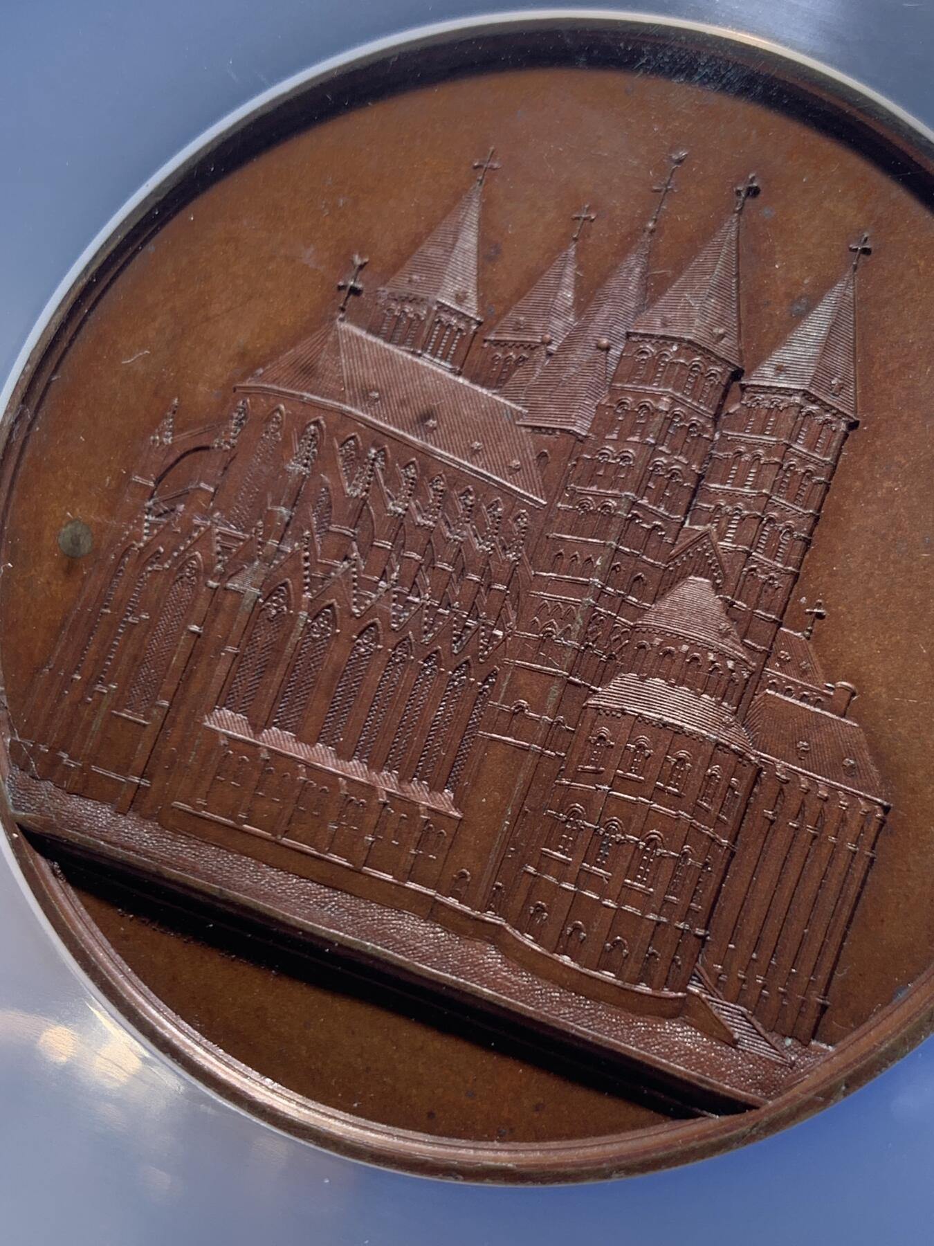 《竞宝斋》第447场 周日，周一，2场连拍 （全场包邮） NGC MS64BN 超高分 比利时图尔奈圣母大教堂铜章，加大盒装。