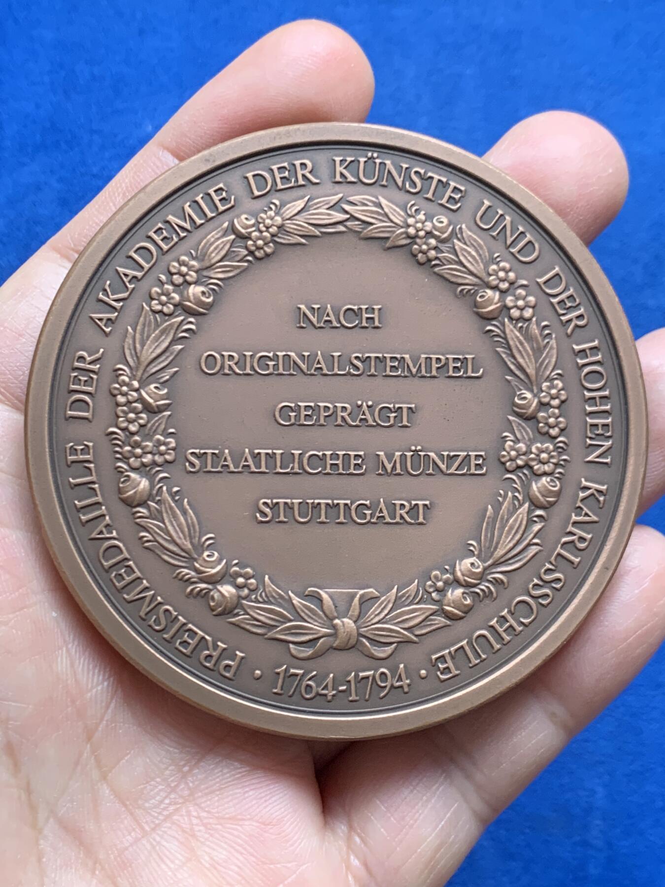 《竞宝斋》第447场 周日，周一，2场连拍 （全场包邮） 德国卡尔斯学院艺术与科学学院奖大铜章 铸造年代不详直径70.6mm 重量175.6g。