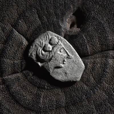 【良泉】【元旦直播场】1月1日晚19.30点开拍！208组西方古代钱币、日本朝鲜花钱 - 【藏家出品A】古希腊 水泽仙女4奥波银币 正面仙女头像，背面仙女坐在船头，公元前3-前2世纪深打好品，1.37克