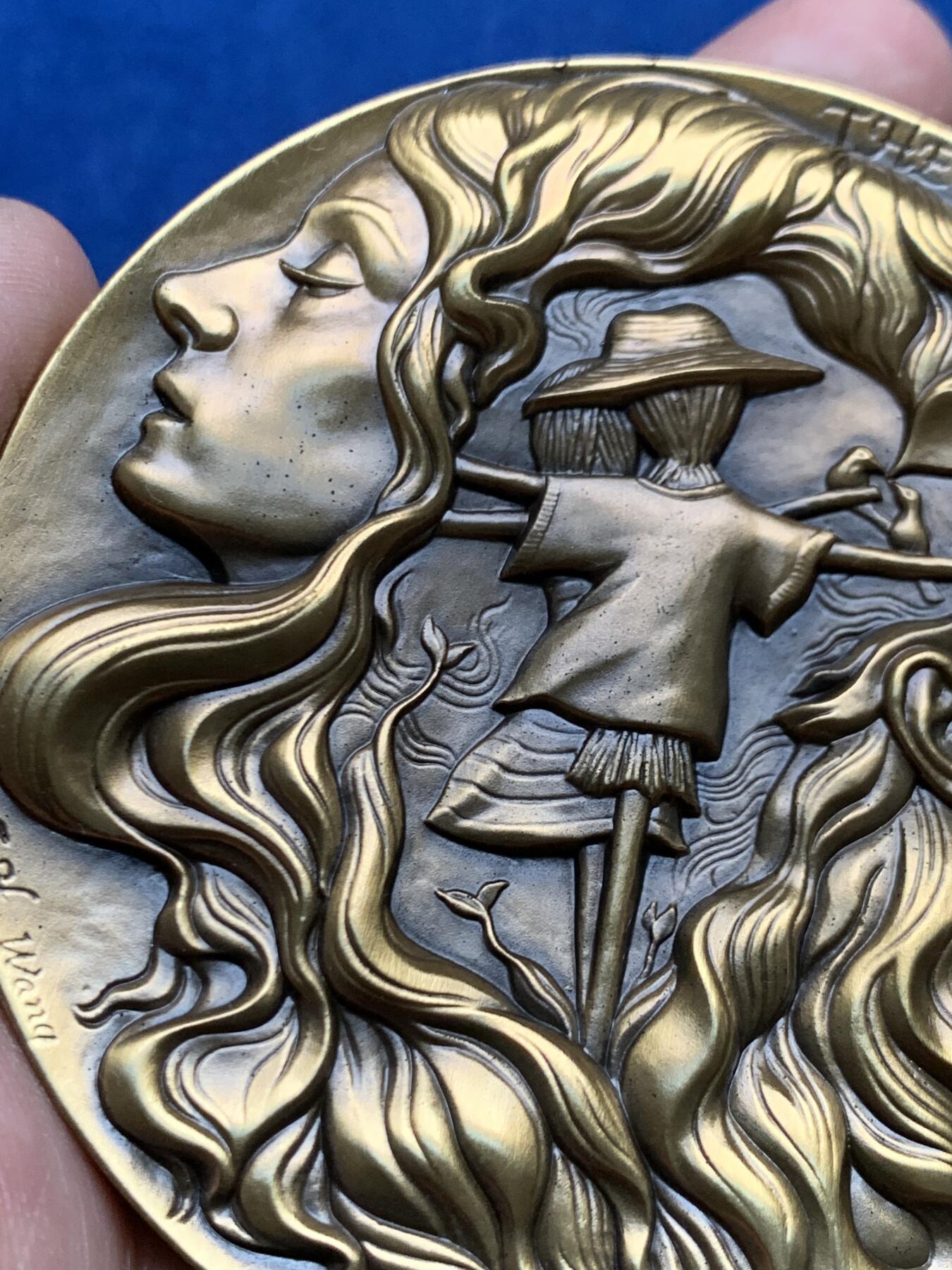 《竞宝斋》第447场 周日，周一，2场连拍 （全场包邮） 上海百拓稻草人之恋大铜章，编号055，总重约333.2克，直径80mm，原盒原证。