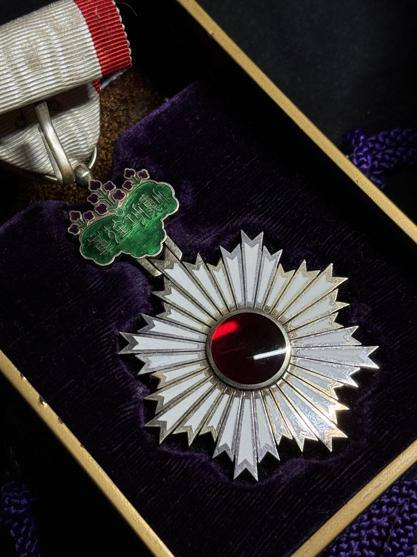 欢庆元旦！戎马世界章牌大赏第109期元旦大拍 勋五等旭日章，非常少见的外事版，明治末至大正早期， 正面六点钟珐琅有小裂纹 背面10点白色珐琅有修补，带双拼勋略