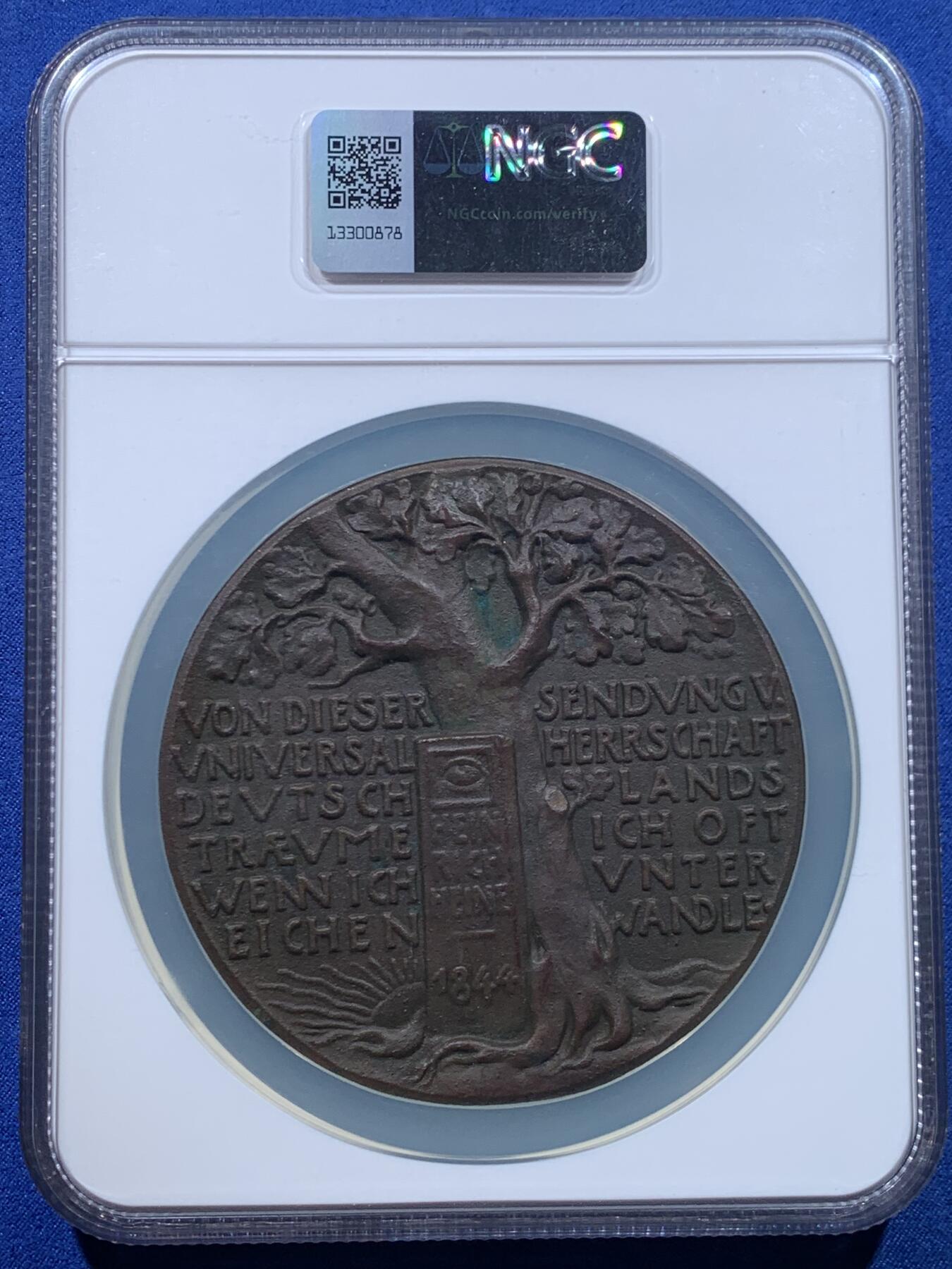 《竞宝斋》第447场 周日，周一，2场连拍 （全场包邮） NGC MS63 德国1918年庆祝元旦新年纪念大铜章 卡尔哥茨名家作品 此时距一战开战已第三个年头，背面书：整个欧洲，整个世界，整个世界都将成为德国！第二年德国战败投降在法国凡尔赛的一节火车车厢内签订著名的《凡尔赛合约》。加大加厚盒