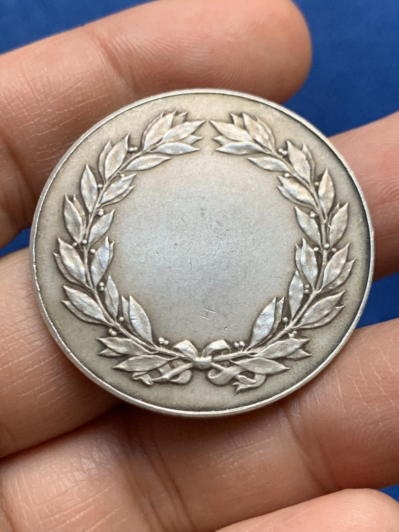 《竞宝斋》第447场 周日，周一，2场连拍 （全场包邮） 法国19世纪城市人寿保险公司纪念银章，城堡王冠图，丰饶角1AR边铭，20.8克，36.2mm