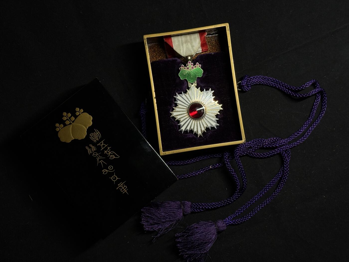 欢庆元旦！戎马世界章牌大赏第109期元旦大拍 勋五等旭日章，非常少见的外事版，明治末至大正早期， 正面六点钟珐琅有小裂纹 背面10点白色珐琅有修补，带双拼勋略