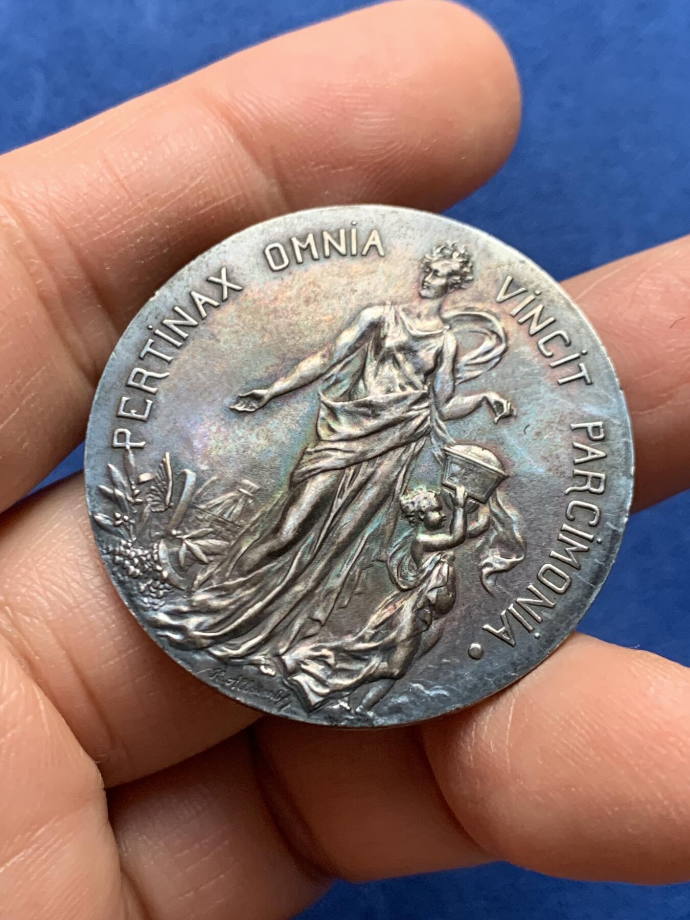 《竞宝斋》第447场 周日，周一，2场连拍 （全场包邮） 法国鲁昂储蓄银行银质奖章 37.5mm 21.8克 丰饶角银标 带盒  正面：女神与天使；背面：鲁昂城市景观。