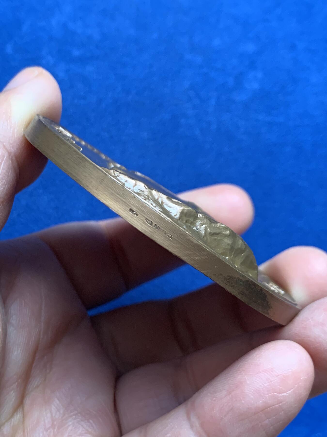 《竞宝斋》第447场 周日，周一，2场连拍 （全场包邮） 法国波尔多大学医学院名人铜章 175.6克 67.5mm 1974 丰饶角铜标 超高浮雕工艺