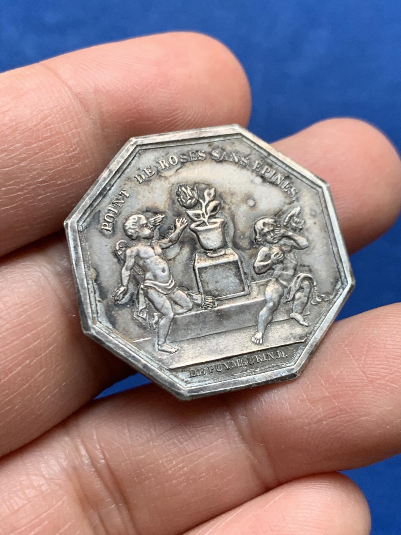 《竞宝斋》第447场 周日，周一，2场连拍 （全场包邮） 法国“没有烦恼的爱情”双天使八角镀银纪念章 单面 7.6克 30.2mm