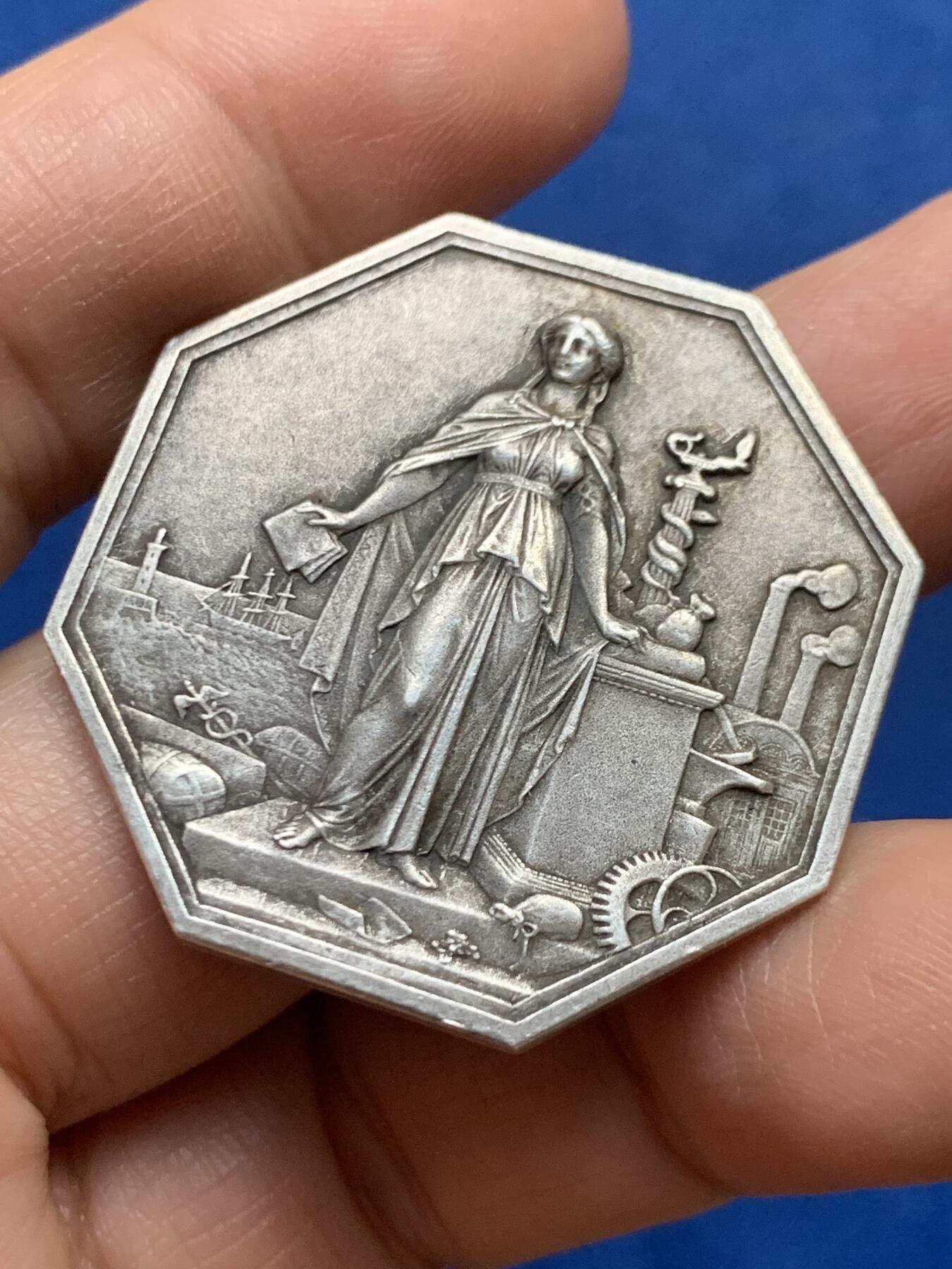 《竞宝斋》第447场 周日，周一，2场连拍 （全场包邮） 法国兴业银行八角银质代币，21.4g，36.8mm，丰饶角1aregnt边铭