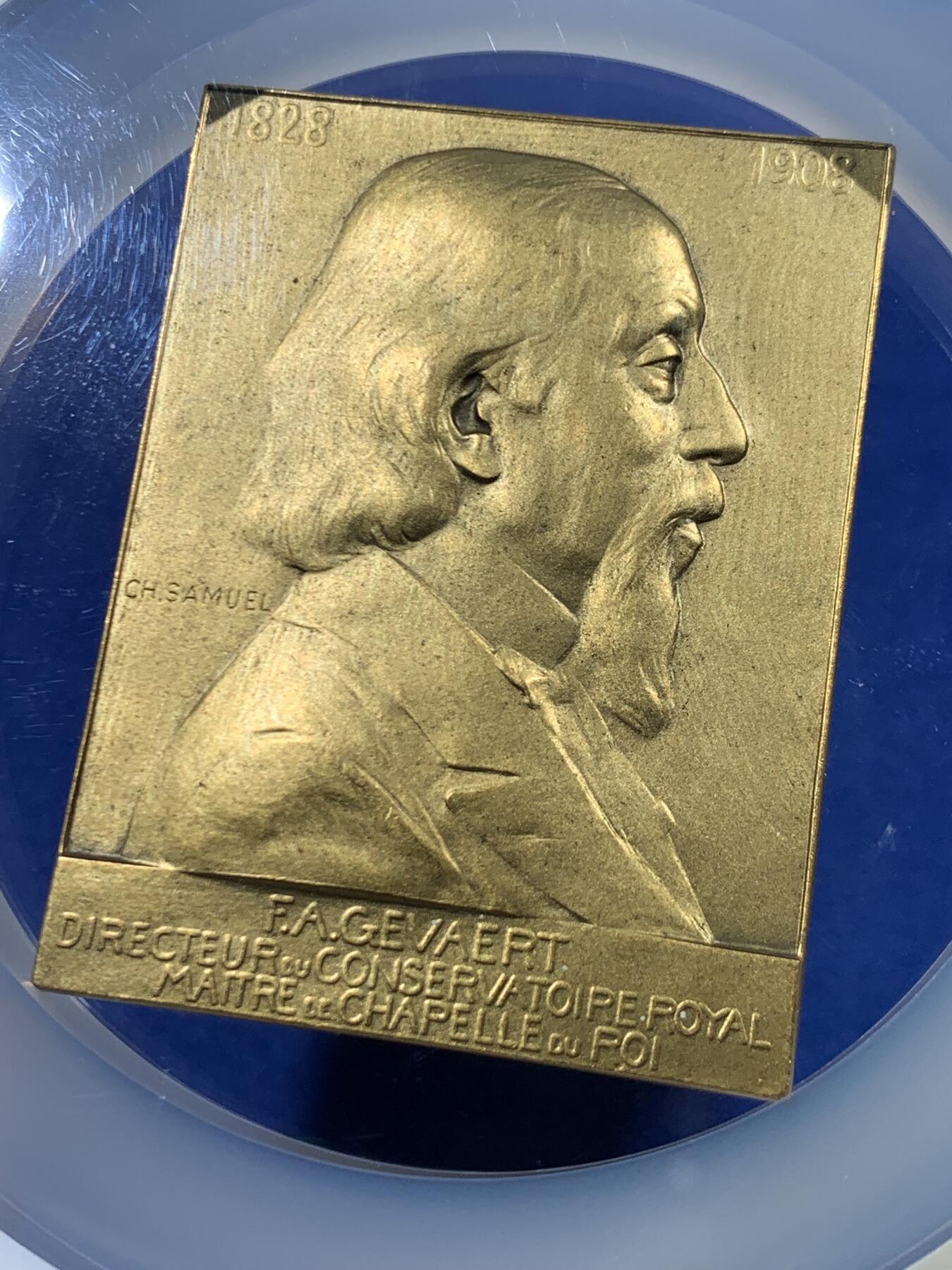 《竞宝斋》第447场 周日，周一，2场连拍 （全场包邮） NGC MS65  超高分 比利时 1908 新艺术镀金大铜章 音乐家奥古斯特·赫法尔特 加大加厚盒。大师SAMUEL作品，百年古董原版，此章发行量稀少，实物精美。加大加厚盒