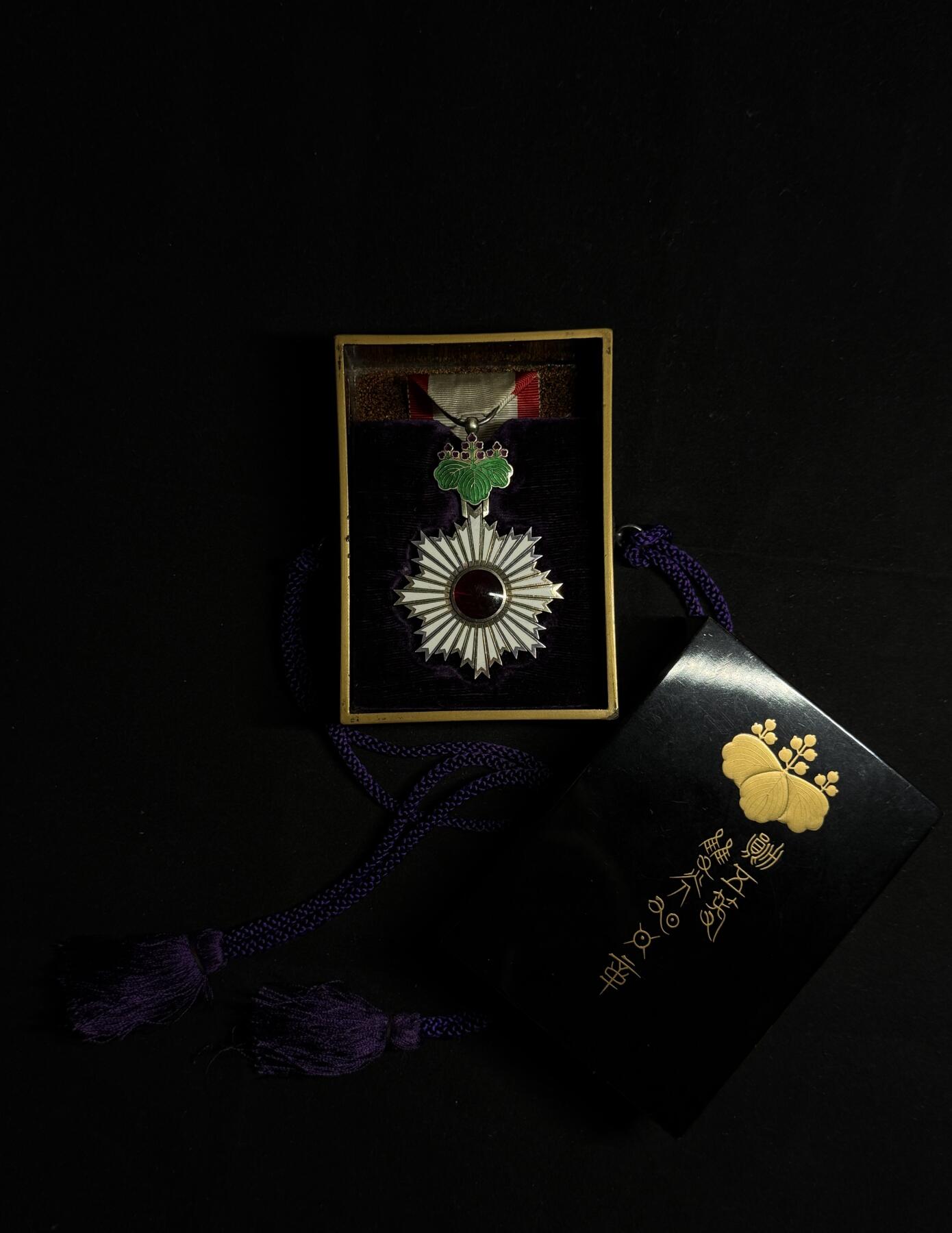 欢庆元旦！戎马世界章牌大赏第109期元旦大拍 勋五等旭日章，非常少见的外事版，明治末至大正早期， 正面六点钟珐琅有小裂纹 背面10点白色珐琅有修补，带双拼勋略