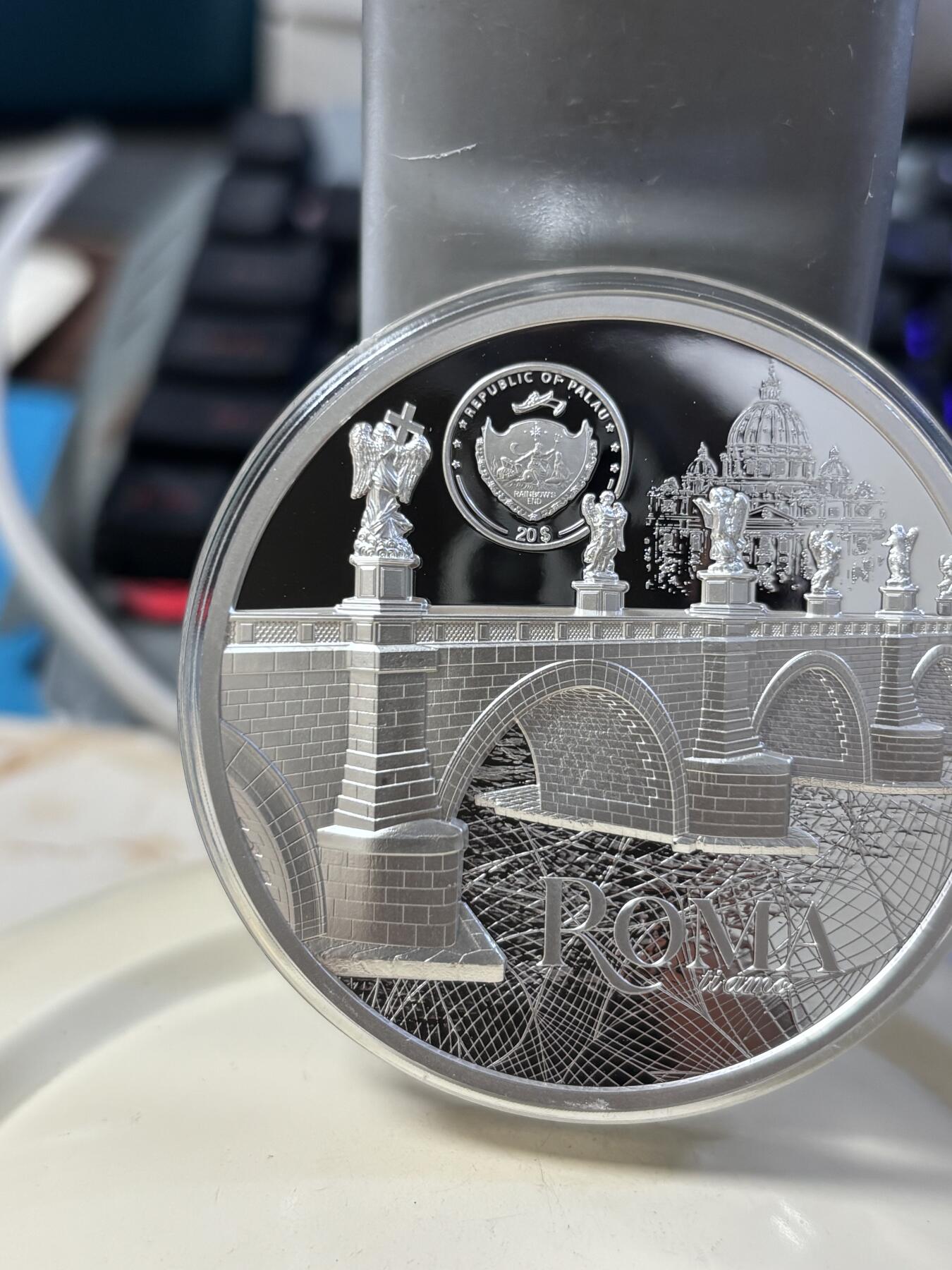 第186期拍卖 帕劳2022年蒂凡尼系列罗马街景3盎司镶嵌玻璃纪念银币，3盎司，999银，发行999枚，
