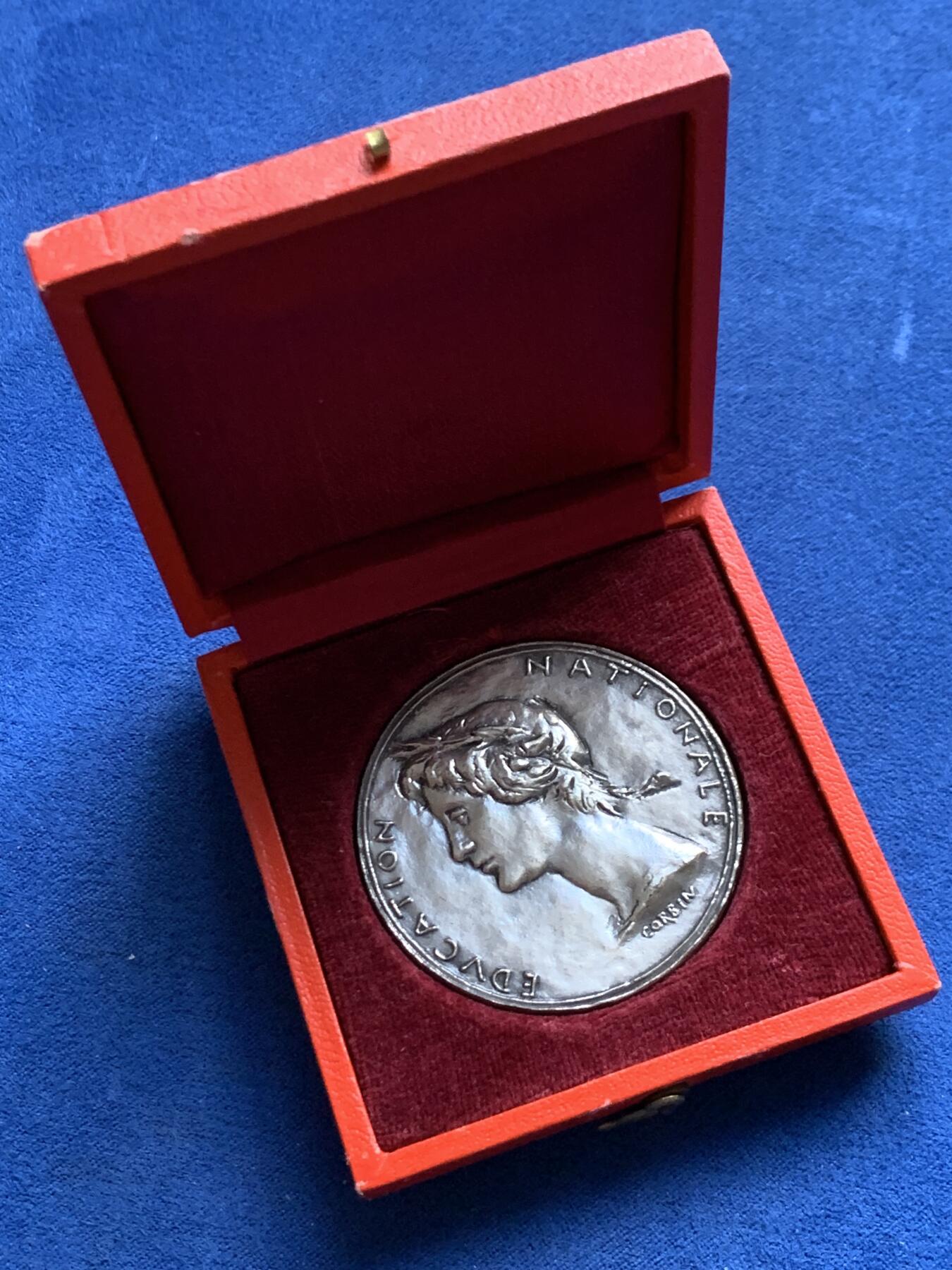 《竞宝斋》第447场 周日，周一，2场连拍 （全场包邮） 法国 玛丽安娜教育银章 43克 44.6mm 丰饶角1银标 少见磨砂雕塑工艺 超高浮雕 背面三个儿童环绕在教师形象玛丽安娜身旁 带原盒