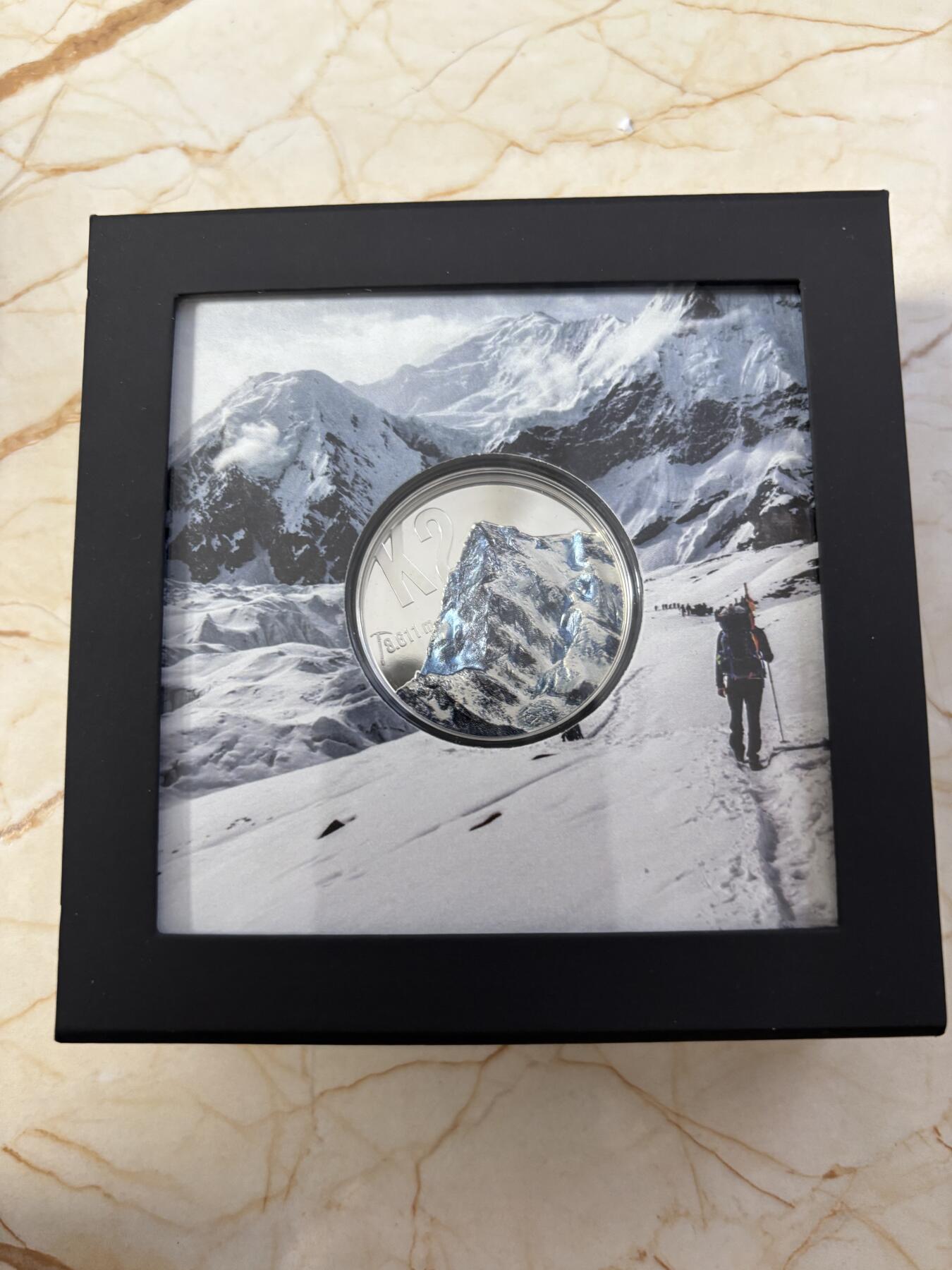 第186期拍卖 库克2024年K2高峰2盎司高浮雕彩色纪念银币,999银，发行999枚