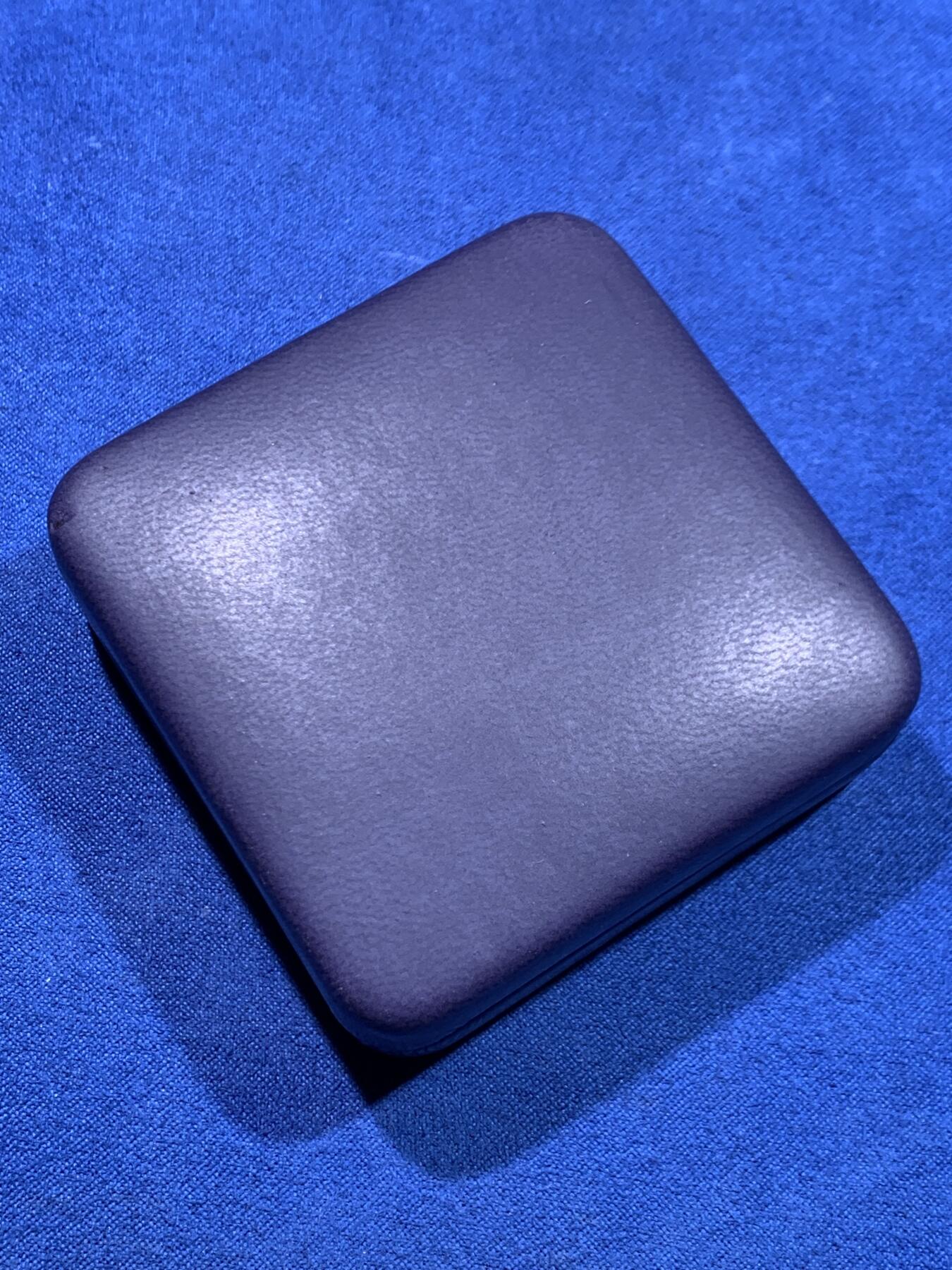 《竞宝斋》第447场 周日，周一，2场连拍 （全场包邮） 拉脱维亚2014年波罗的海之路25周年彩色精制纪念银币，带原盒，证书，圆形精制银币，净重22克，925银，直径35毫米，面额5欧元，限量发行10000枚，以纪念1989年8月23日的和平示威。大约有200万人加入这场活动，他们手牵手组成一个长度超过600公里的人链，穿过波罗的海三国（爱沙尼亚、拉脱维亚和立陶宛） 该示威也是波罗的海三国追求脱离苏联、各自独立过程中的重要事件。