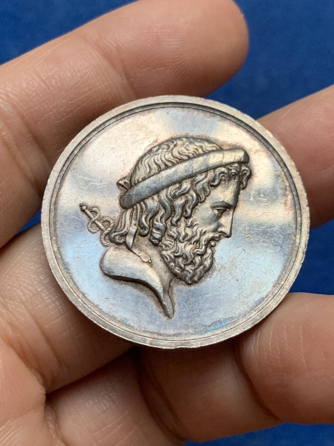 《竞宝斋》第447场 周日，周一，2场连拍 （全场包邮） 法国巴黎市民医院银章 镜面底板 手指银标边铭 17.8g 35mm