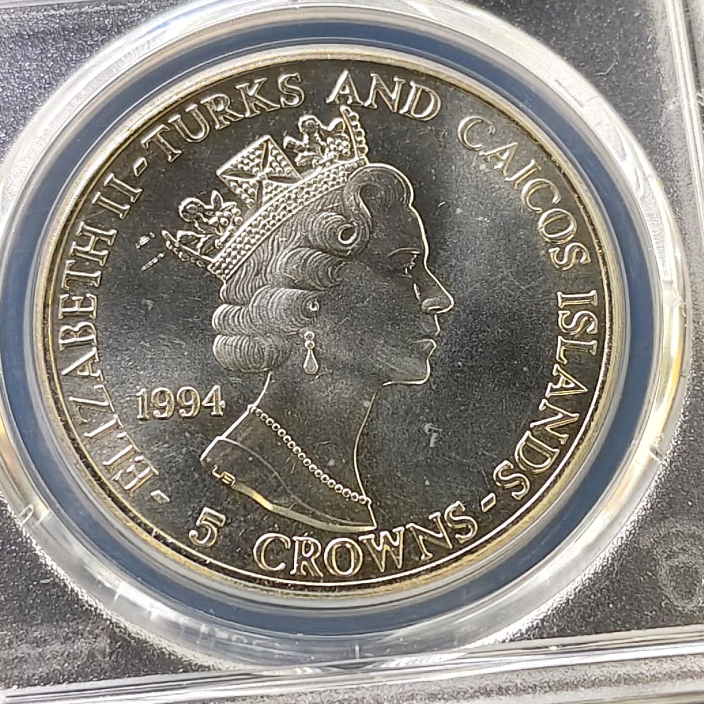 【全场包邮】纯粹捡漏拍487场（免费代拍第24场） 【收藏级·冠军分】特克斯和凯克斯群岛1994年5克朗D-DAY日50周年奥马尔·纳尔逊·布拉德利精制纪念币-PCGS MS67