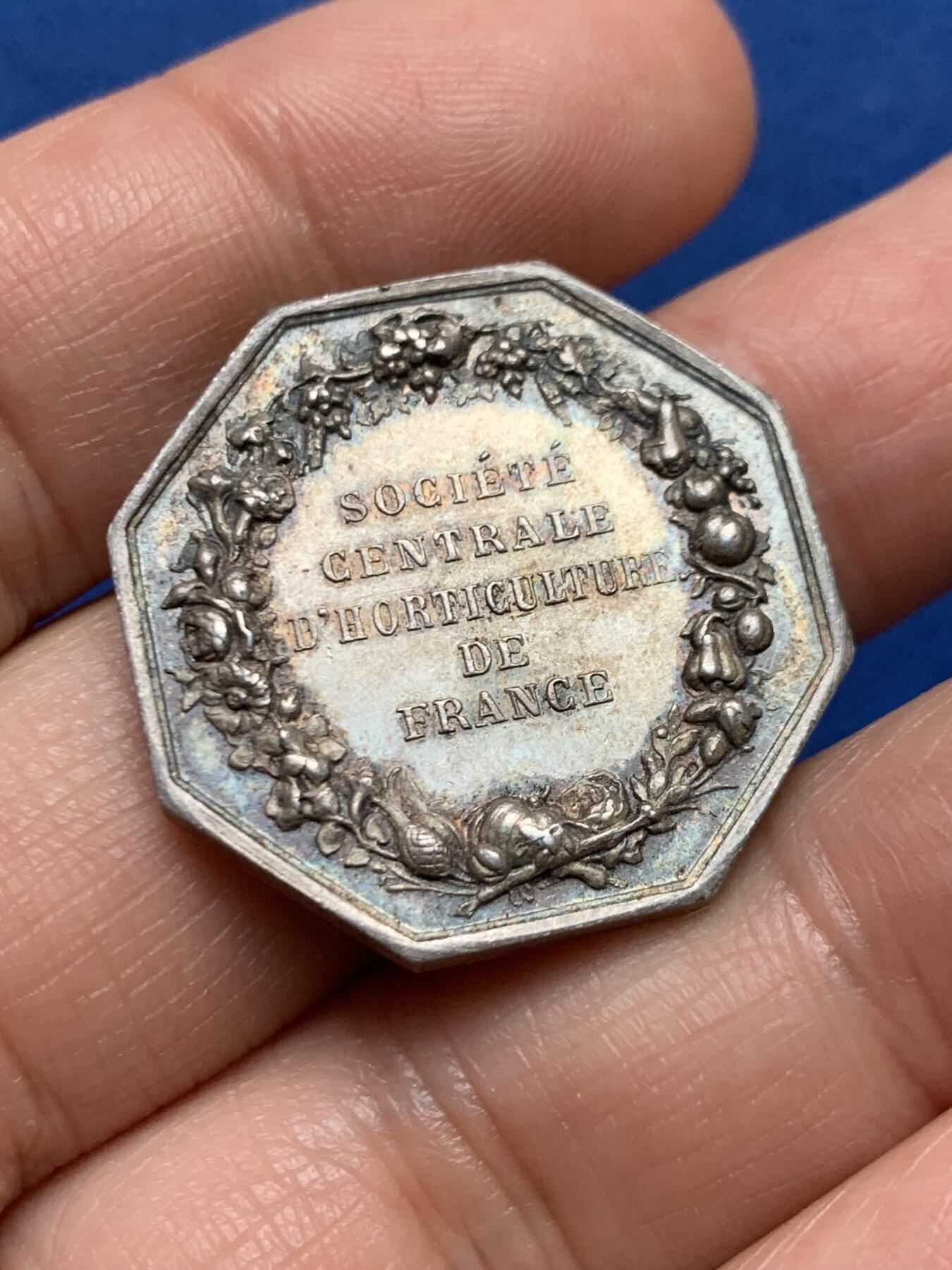 《竞宝斋》第447场 周日，周一，2场连拍 （全场包邮） 法国中央园艺协会八角银质代币 28.6mm 11.36克 蜜蜂银标