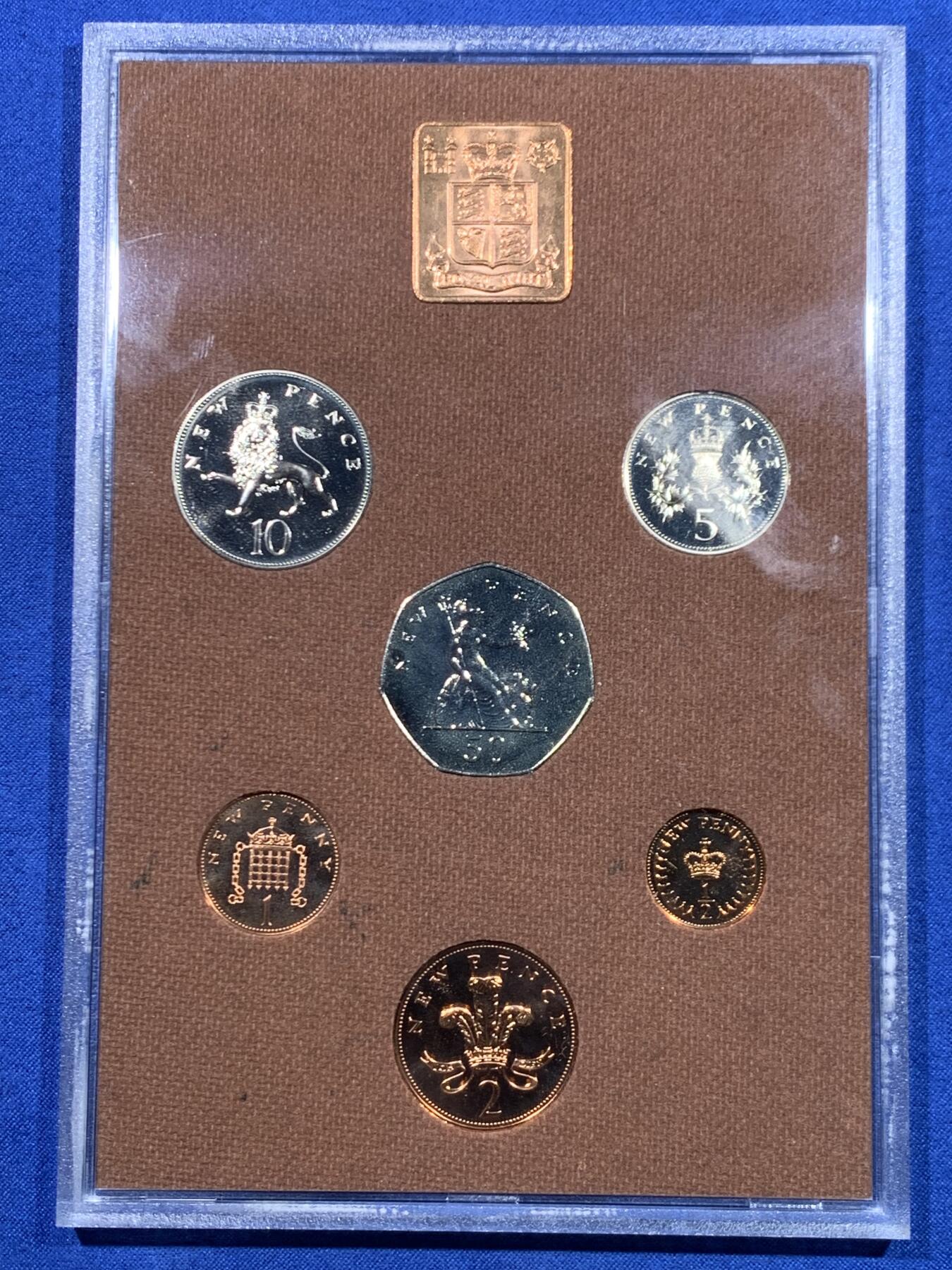 《竞宝斋》第447场 周日，周一，2场连拍 （全场包邮） 英国1974年 精制套币 6枚币和1枚章 保存得很好 细节见图