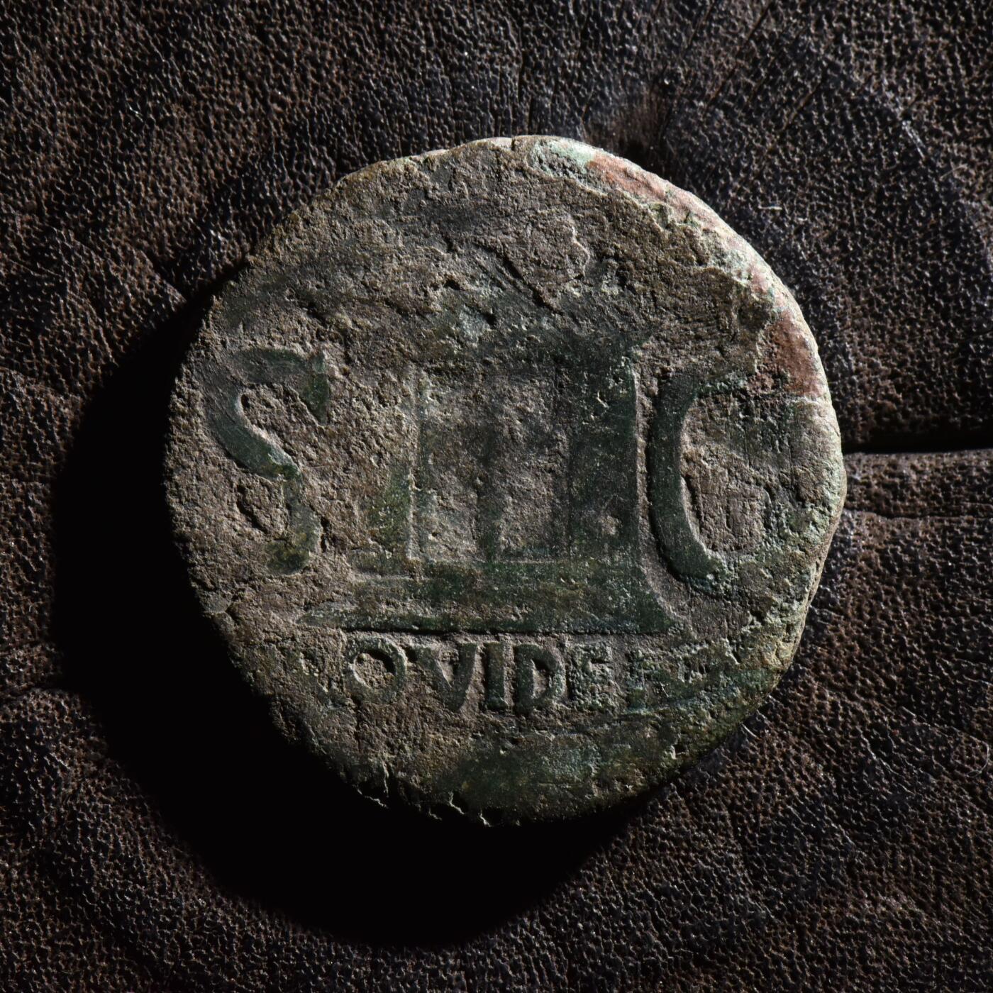 【良泉】【元旦直播场】1月1日晚19.30点开拍！208组西方古代钱币、日本朝鲜花钱 【罕见】公元31-37年【古罗马】奥古斯都头像，都庞第大铜币（提比略晚期追思发行）背祭坛大门，9.52克