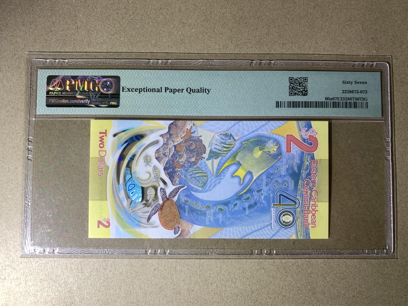 【礼羽收藏】🌏世界钱币拍卖第118期 【AA110228】全新UNC 2023年东加勒比2面值塑料纪念钞 AA首发冠 无3457尾228 朦胧号 朦胧王 PMG67 高分靓号 难出分品种