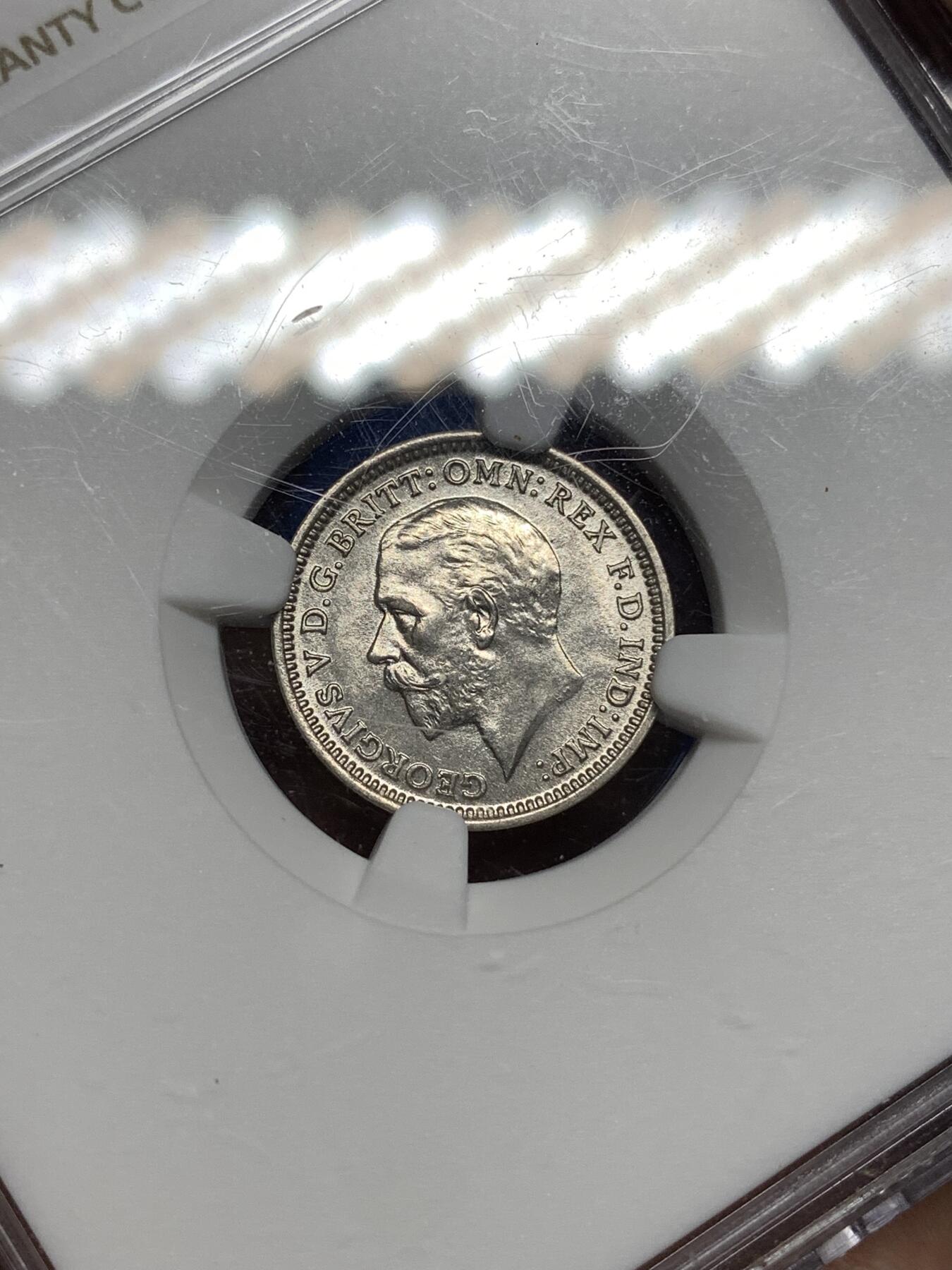 《竞宝斋》第447场 周日，周一，2场连拍 （全场包邮） NGC MS64 英国1933年3便士银币 品种常见 可是好品难得 亚军分 适合入手 盒子背面有模糊