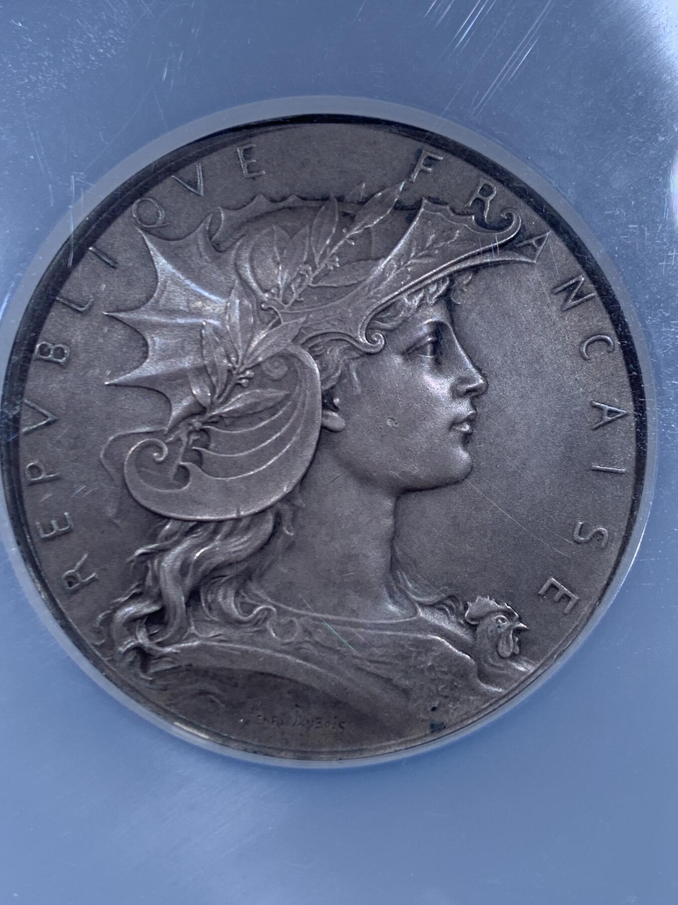 《竞宝斋》第447场 周日，周一，2场连拍 （全场包邮） NGC MS62 法国射击节银章，海马盔甲玛丽安娜，双面高浮雕，章牌大师杜波瓦(DUBIOS)代表作品，直径50mm，边铭丰饶角，加大加厚盒。