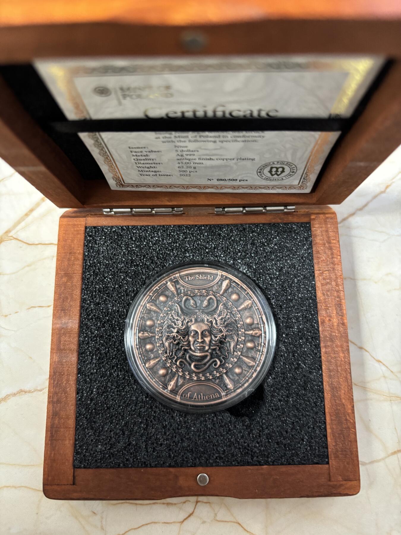 第186期拍卖 纽埃2022年战神之盾系列(1)–雅典娜神盾–美杜莎之盾超高精浮雕镀铜仿古纪念银币.2盎司,999银镀铜，发行500枚