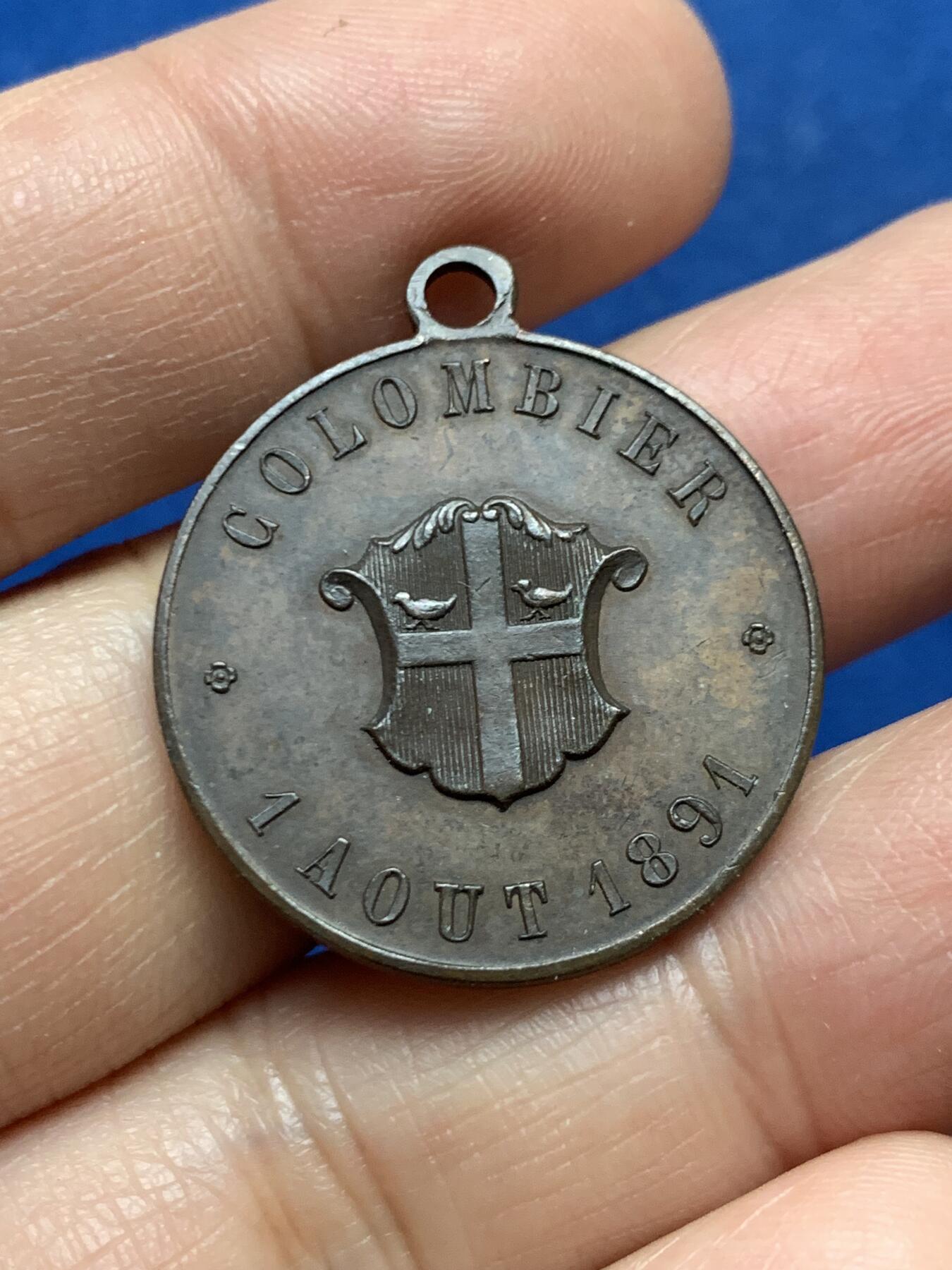 《竞宝斋》第447场 周日，周一，2场连拍 （全场包邮） 瑞士联邦成立600周年纪念章，三位人物形象象征瑞士早期的三个州(乌里、施维茨和下瓦尔登)在1291年结成联盟，共同抵抗外敌，奠定了瑞士联邦的基础。8克 27.1mm