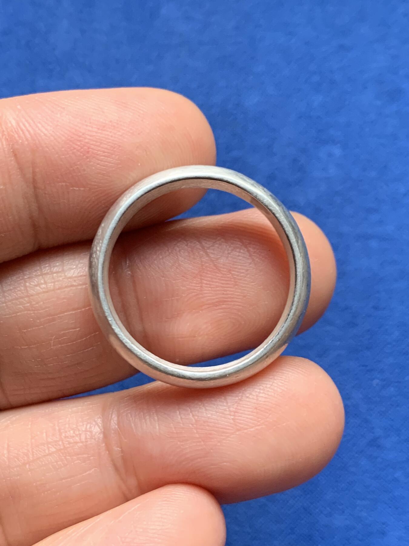 《竞宝斋》第447场 周日，周一，2场连拍 （全场包邮） 银质素戒一枚 重约7.05克 直径约25.1mm