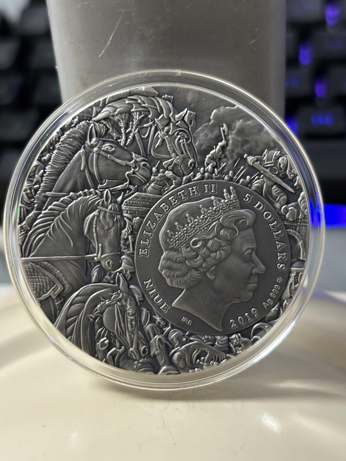 第186期拍卖 纽埃2019年天启四骑士系列红马骑士2盎司高浮雕渡金纪念银币，999银，发行量500枚