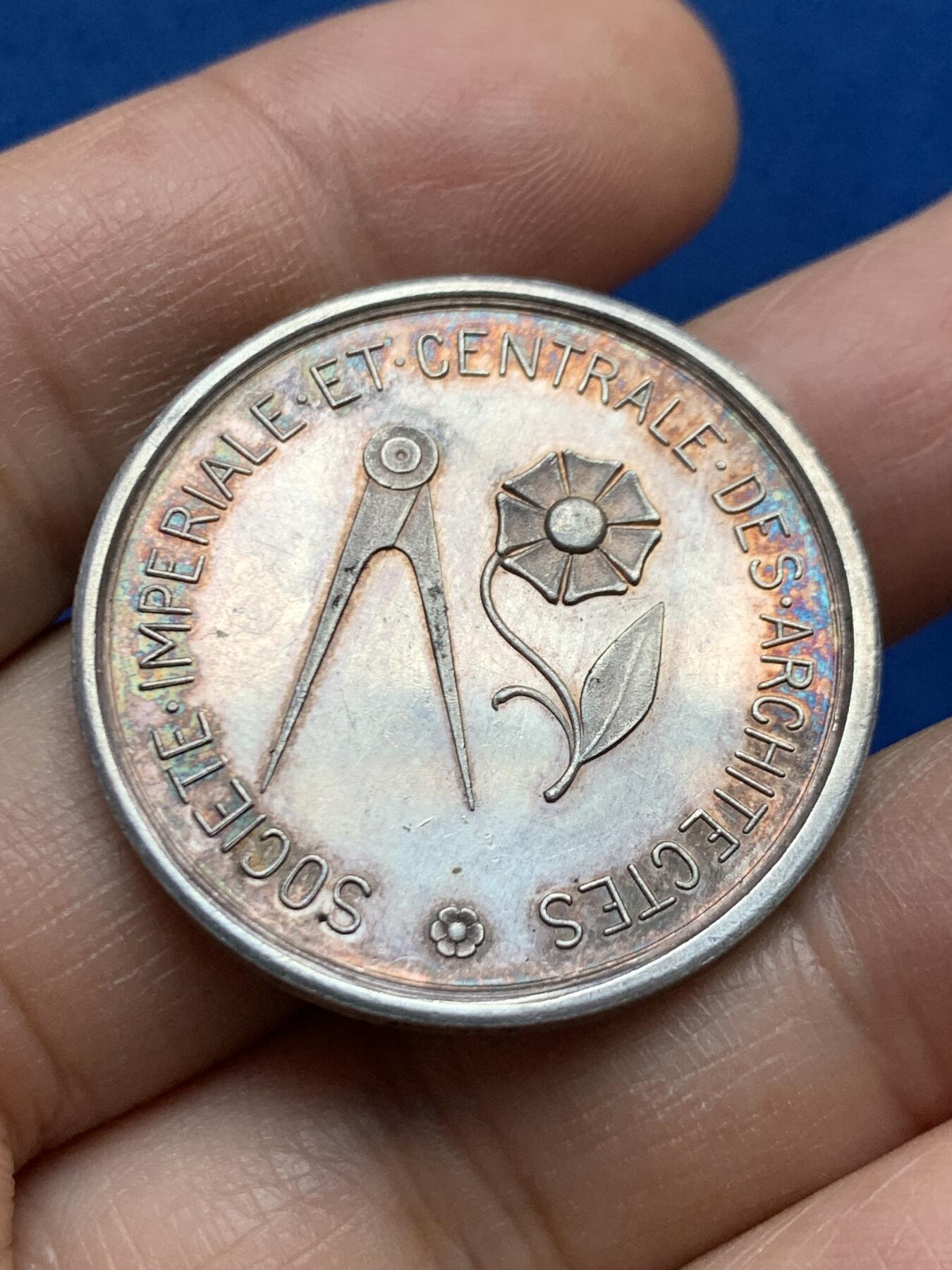 《竞宝斋》第447场 周日，周一，2场连拍 （全场包邮） 法兰西建筑师中央协会银代币 蜜蜂银标 12.3克 33.1mm