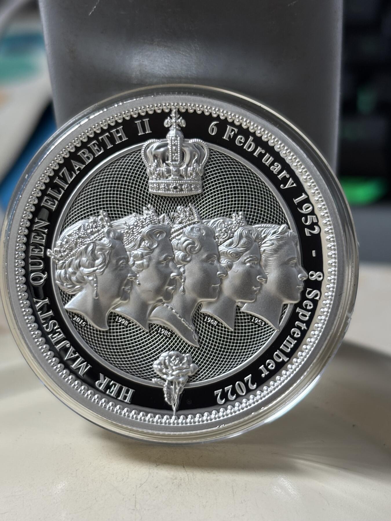 第186期拍卖 纽埃2022年怀念伊丽莎白女王2盎司加厚高浮雕银币原盒证书，发行量700枚，999银