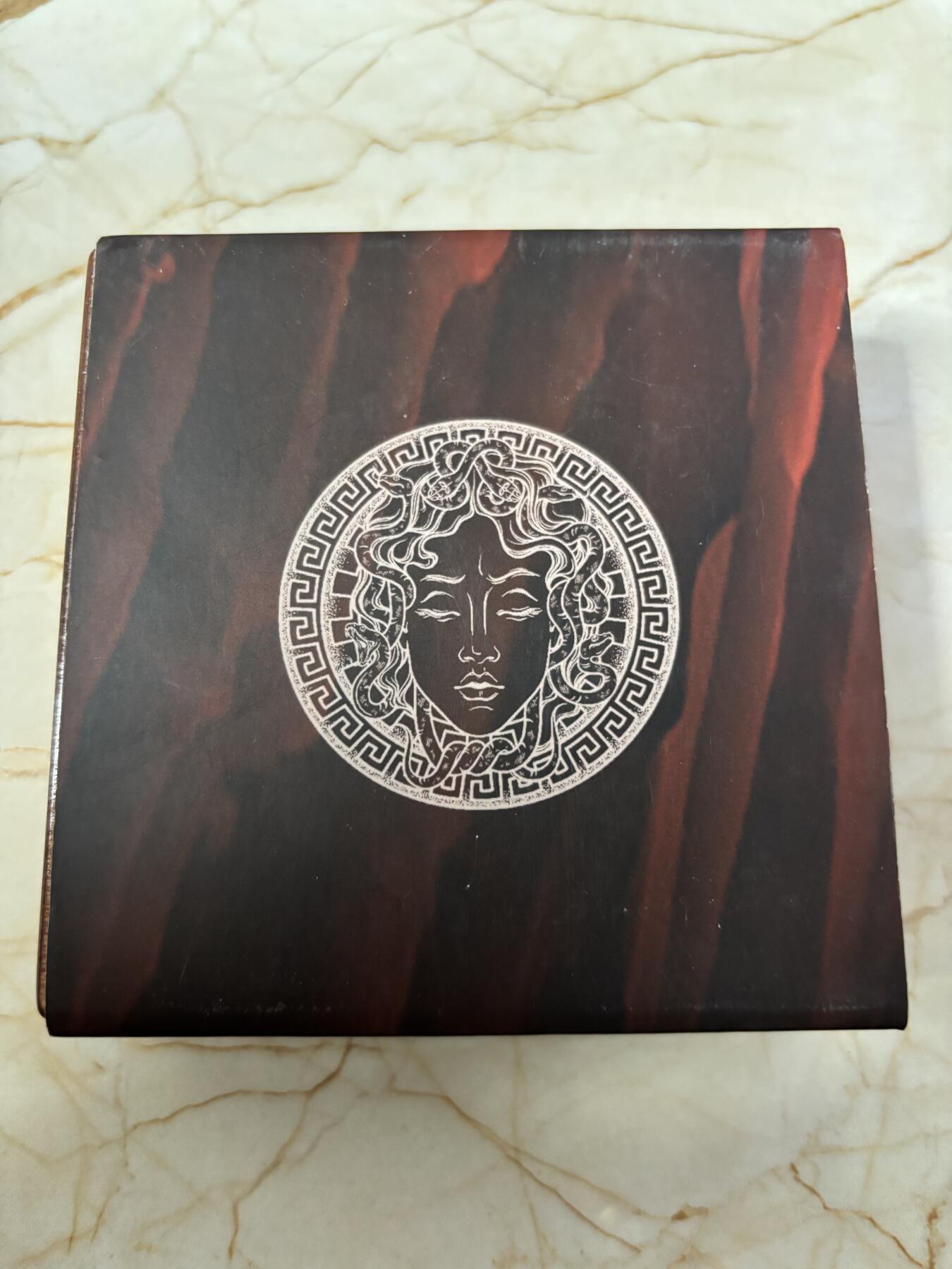 第186期拍卖 纽埃2022年战神之盾系列(1)–雅典娜神盾–美杜莎之盾超高精浮雕镀铜仿古纪念银币.2盎司,999银镀铜，发行500枚