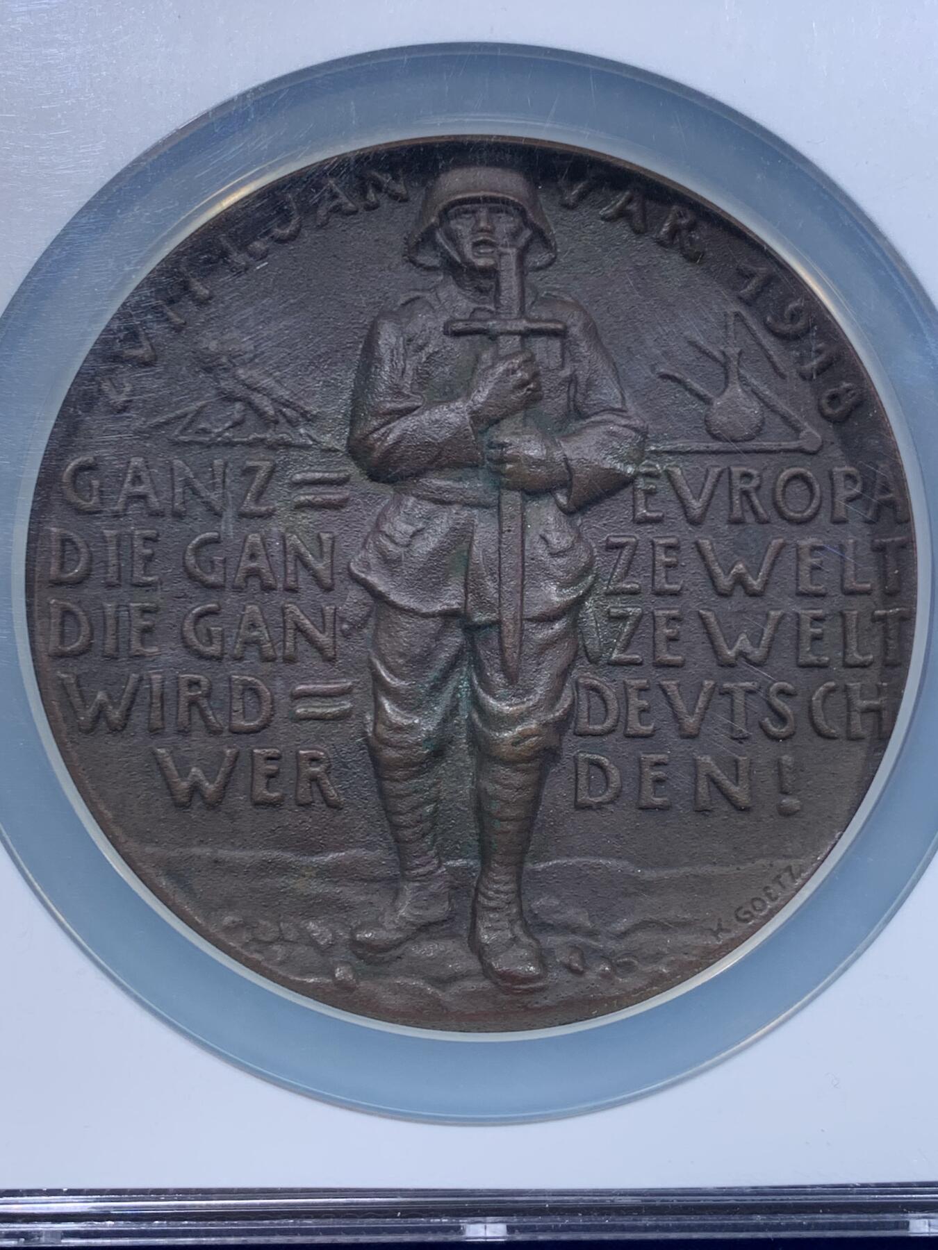 《竞宝斋》第447场 周日，周一，2场连拍 （全场包邮） NGC MS63 德国1918年庆祝元旦新年纪念大铜章 卡尔哥茨名家作品 此时距一战开战已第三个年头，背面书：整个欧洲，整个世界，整个世界都将成为德国！第二年德国战败投降在法国凡尔赛的一节火车车厢内签订著名的《凡尔赛合约》。加大加厚盒
