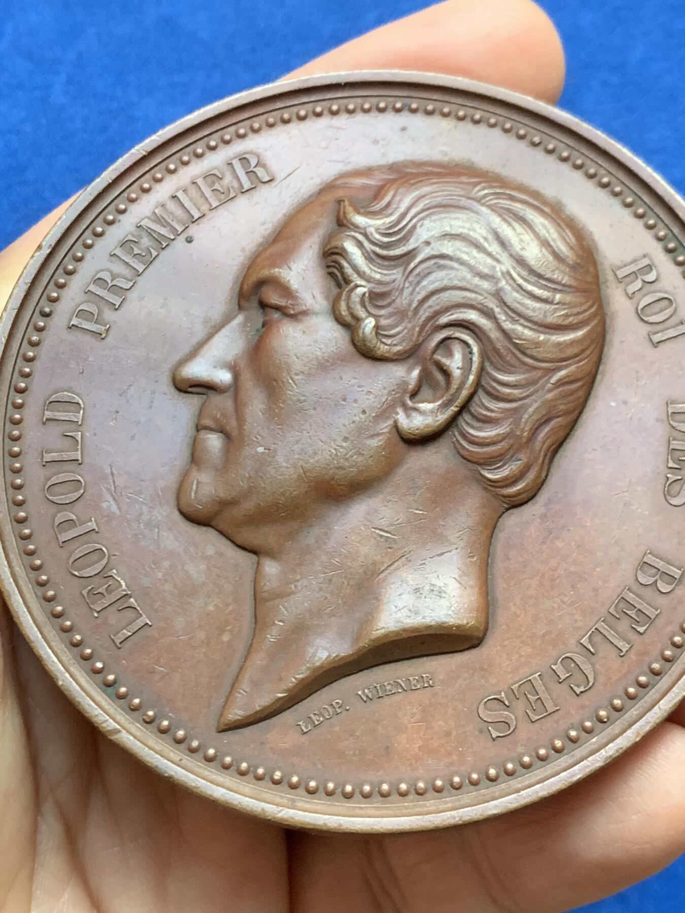 《竞宝斋》第447场 周日，周一，2场连拍 （全场包邮） 比利时1860年废除地方税纪念大铜章，这是一项重要的法律，旨在取消地方性的商品流通税，促进国内贸易自由化。正面利奥波德一世头像，184克，74.5mm。超大规格，手感厚实，自然原味，巧克力包浆，细节见图。