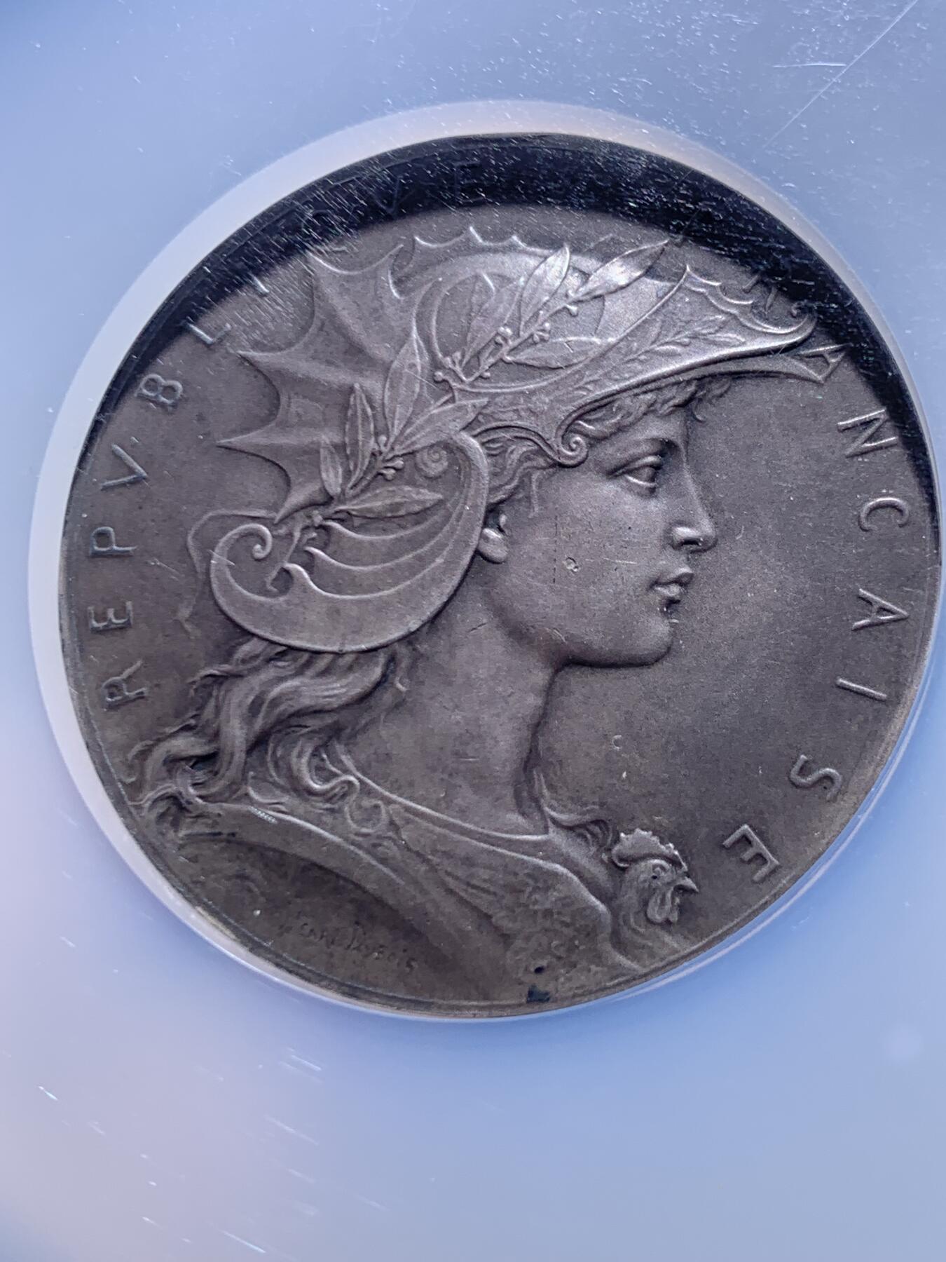 《竞宝斋》第447场 周日，周一，2场连拍 （全场包邮） NGC MS62 法国射击节银章，海马盔甲玛丽安娜，双面高浮雕，章牌大师杜波瓦(DUBIOS)代表作品，直径50mm，边铭丰饶角，加大加厚盒。