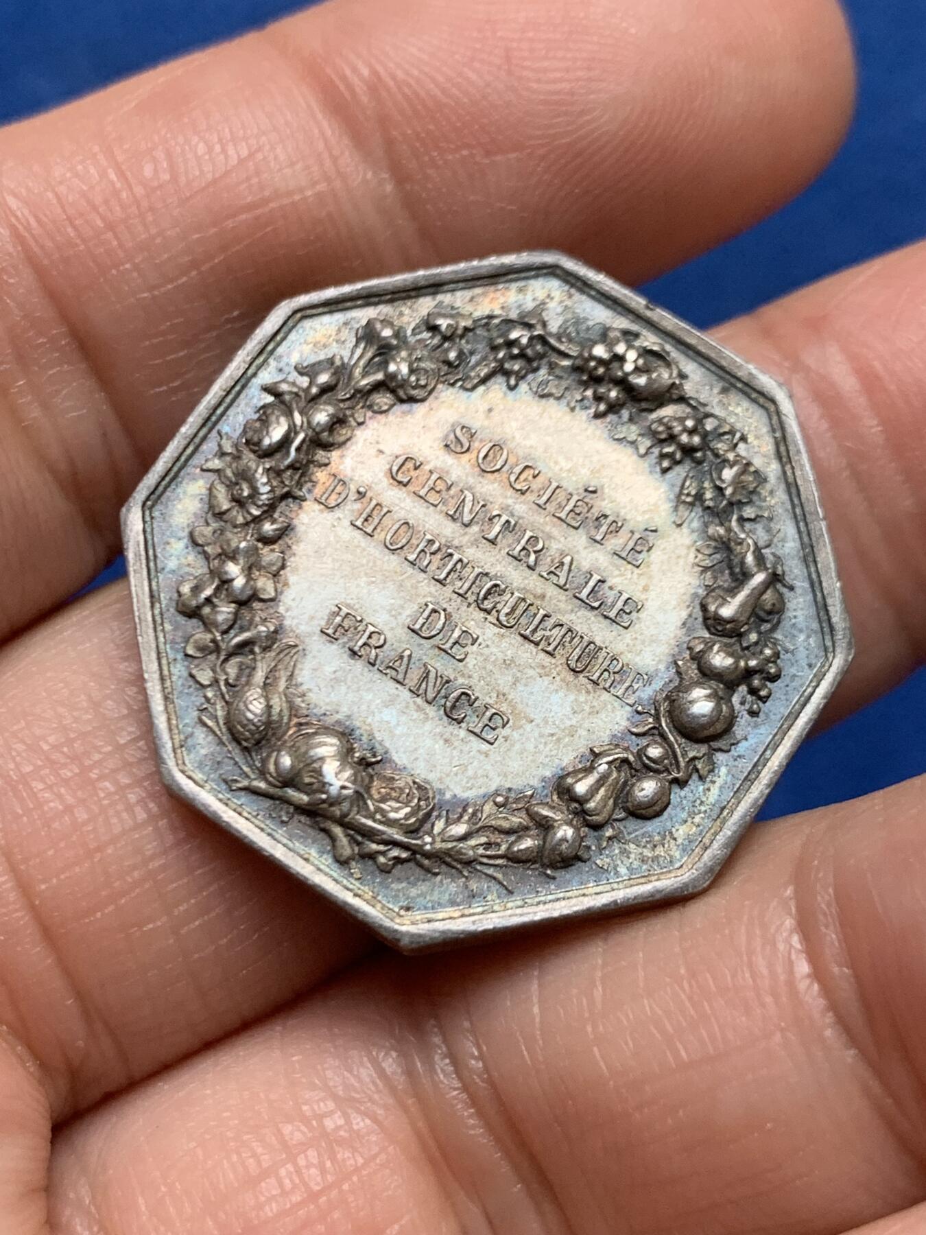 《竞宝斋》第447场 周日，周一，2场连拍 （全场包邮） 法国中央园艺协会八角银质代币 28.6mm 11.36克 蜜蜂银标