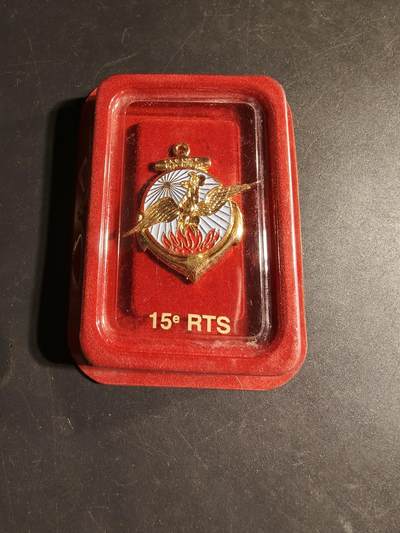 老王徽章第169期 - 法国陆军第15塞内加尔步枪团    原盒     该团于1919年4月1日组建，曾驻扎在阿尔及利亚，并在第二次世界大战期间的突尼斯战役中表现出色。 