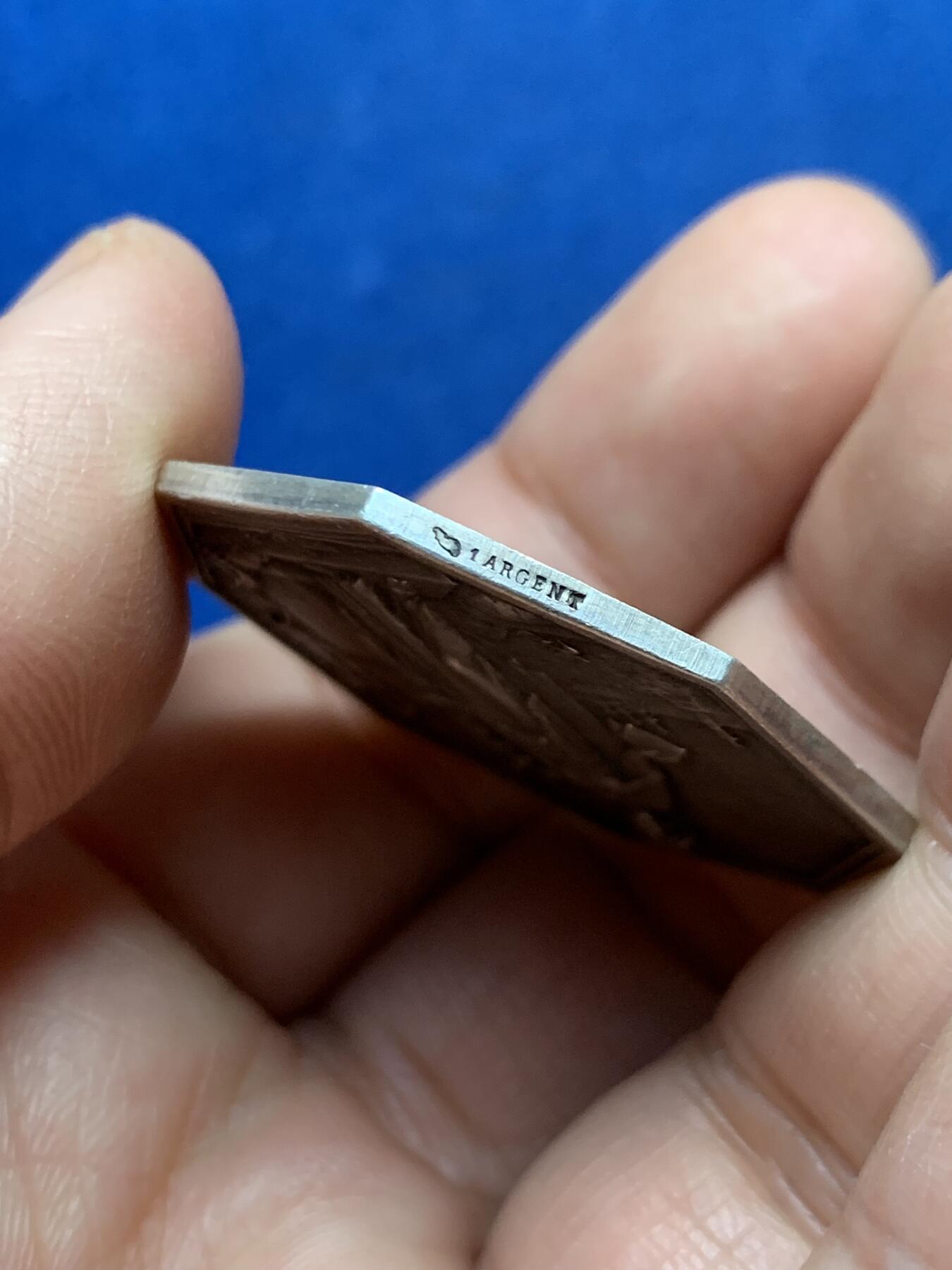 《竞宝斋》第447场 周日，周一，2场连拍 （全场包邮） 法国兴业银行八角银质代币，21.4g，36.8mm，丰饶角1aregnt边铭